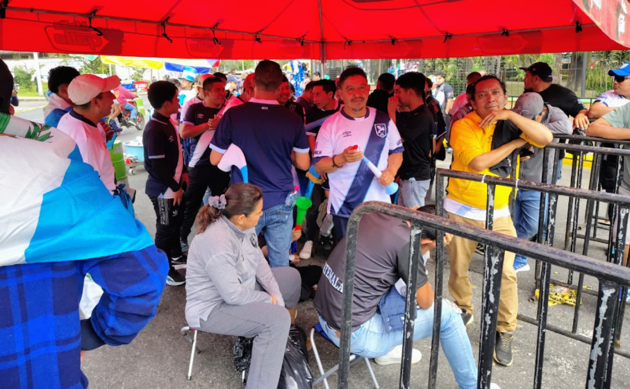 EN VIVO Guatemala vs Panamá: así se vive el ambiente en los alrededores del estadio El Trébol