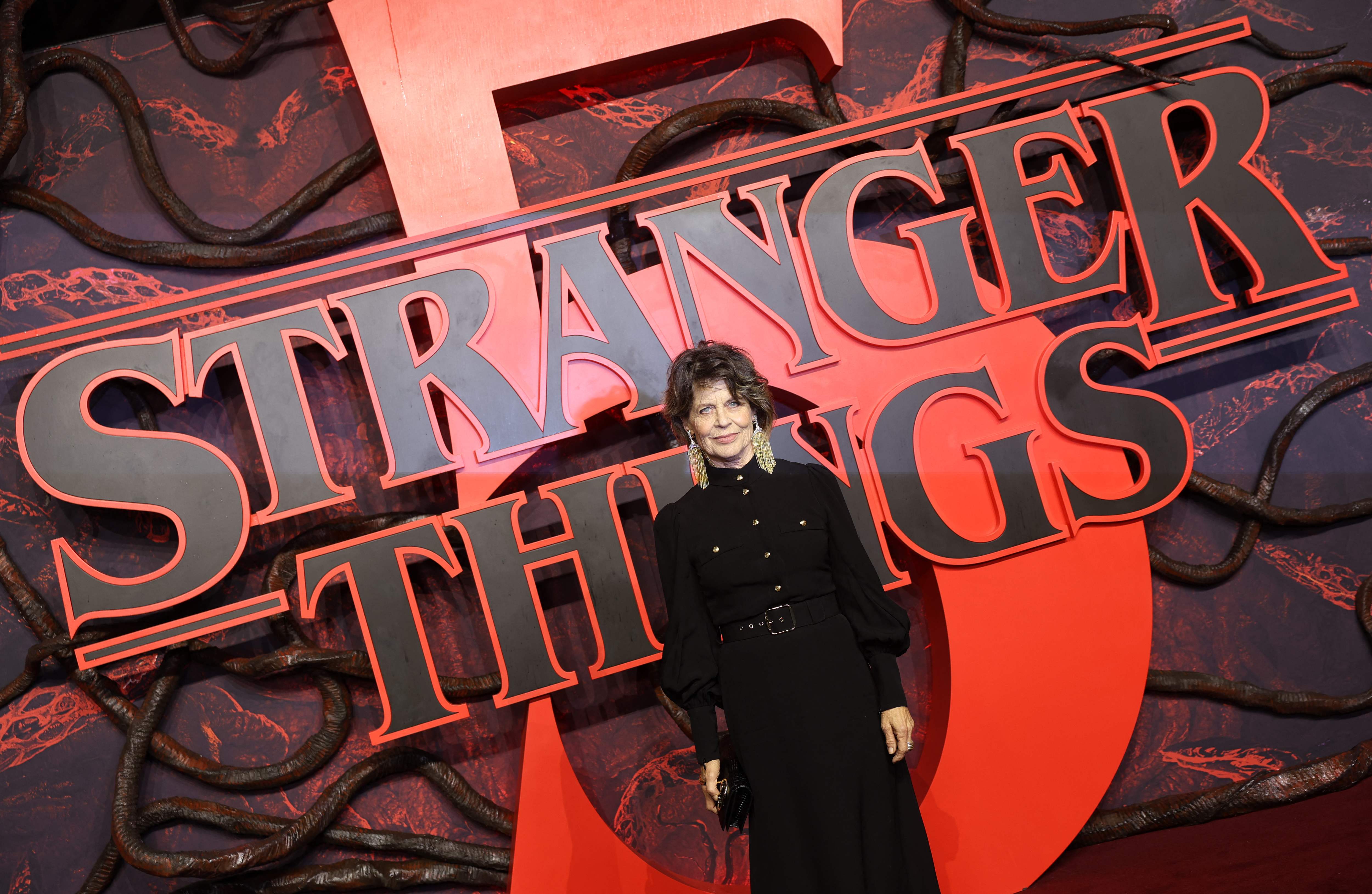 Qué hace Linda Hamilton en Stranger Things