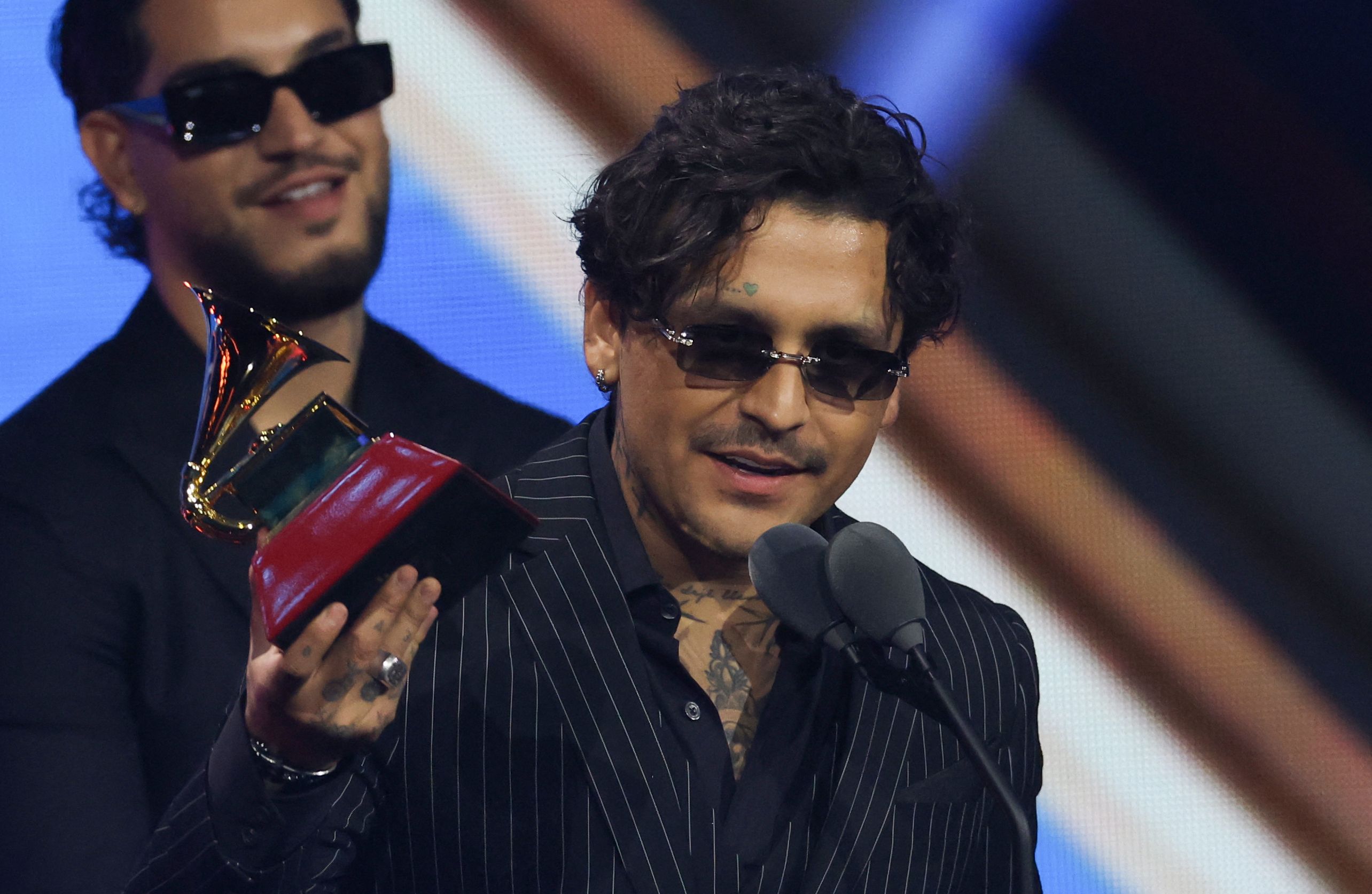 Critican a Adela Micha por besar la mano de Christian Nodal en pleno concierto