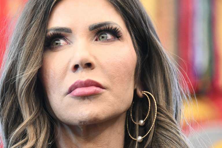 “Asesinos y sanguijuelas”: El mensaje de Noem donde pide a Trump ampliar a 3