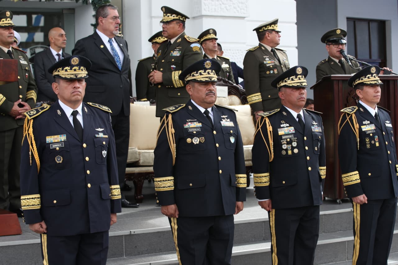 Bernardo Arévalo asciende a cuatro oficiales al grado de general de brigada