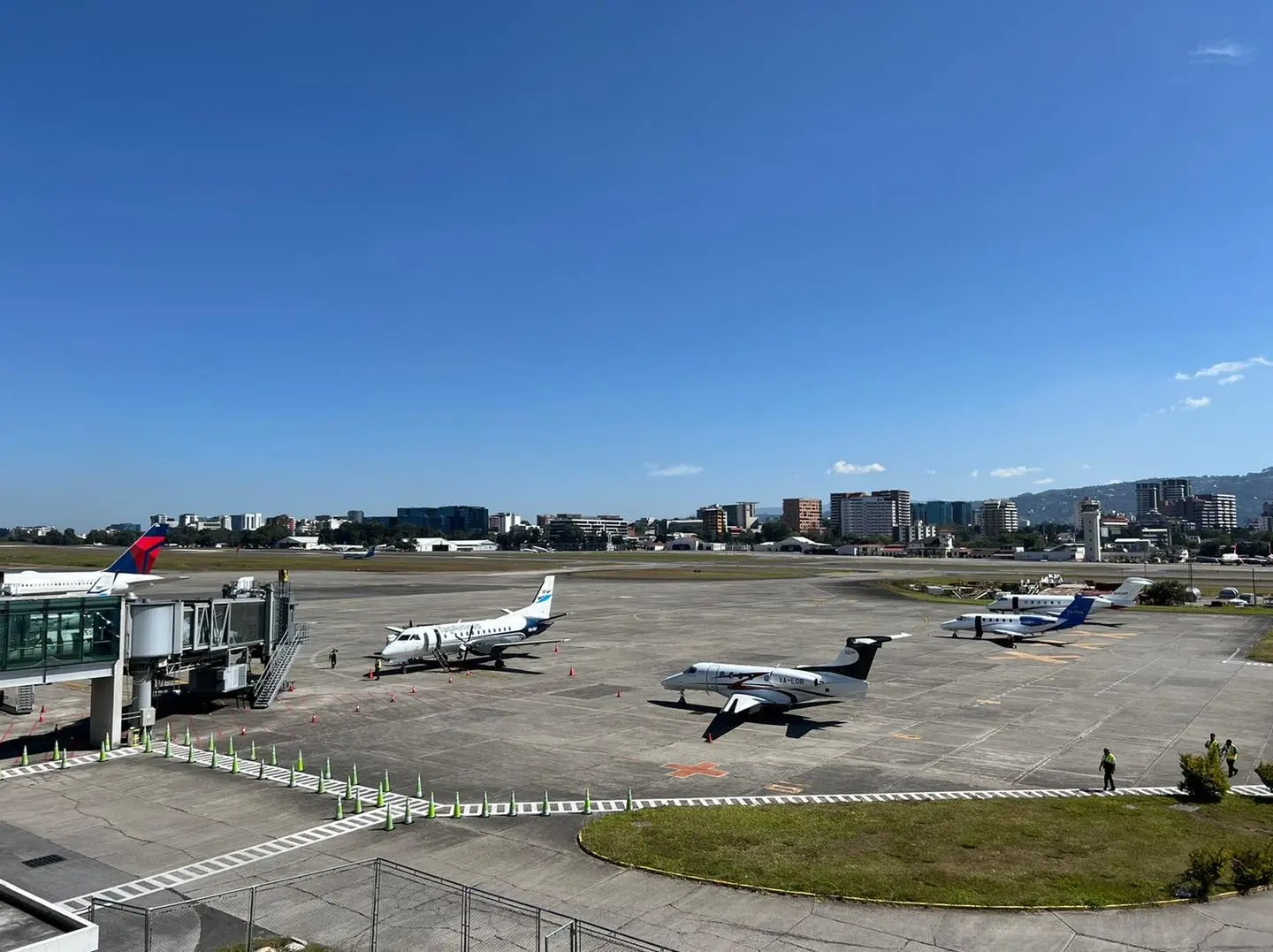 Aeronave reporta falla de presurización y activa protocolo preventivo en el Aeropuerto Internacional La Aurora