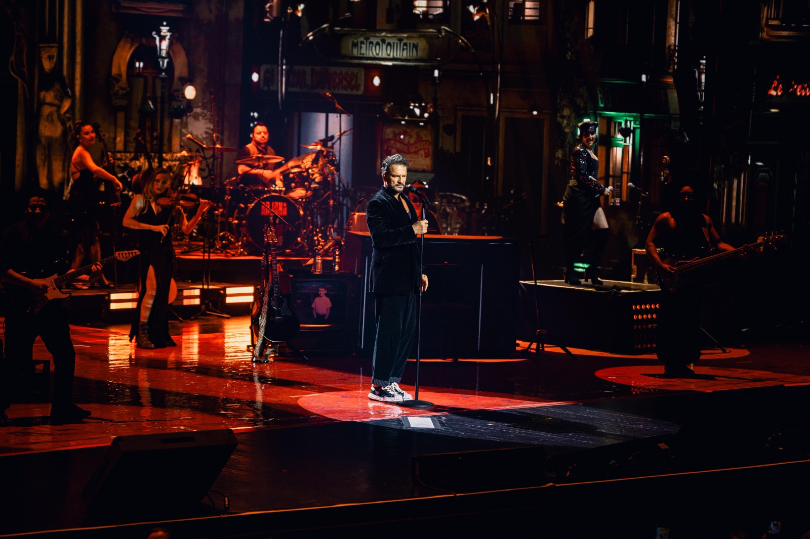 “Algunos de los que no se ven”: los músicos de Ricardo Arjona que comparten escenario en la residencia en Guatemala