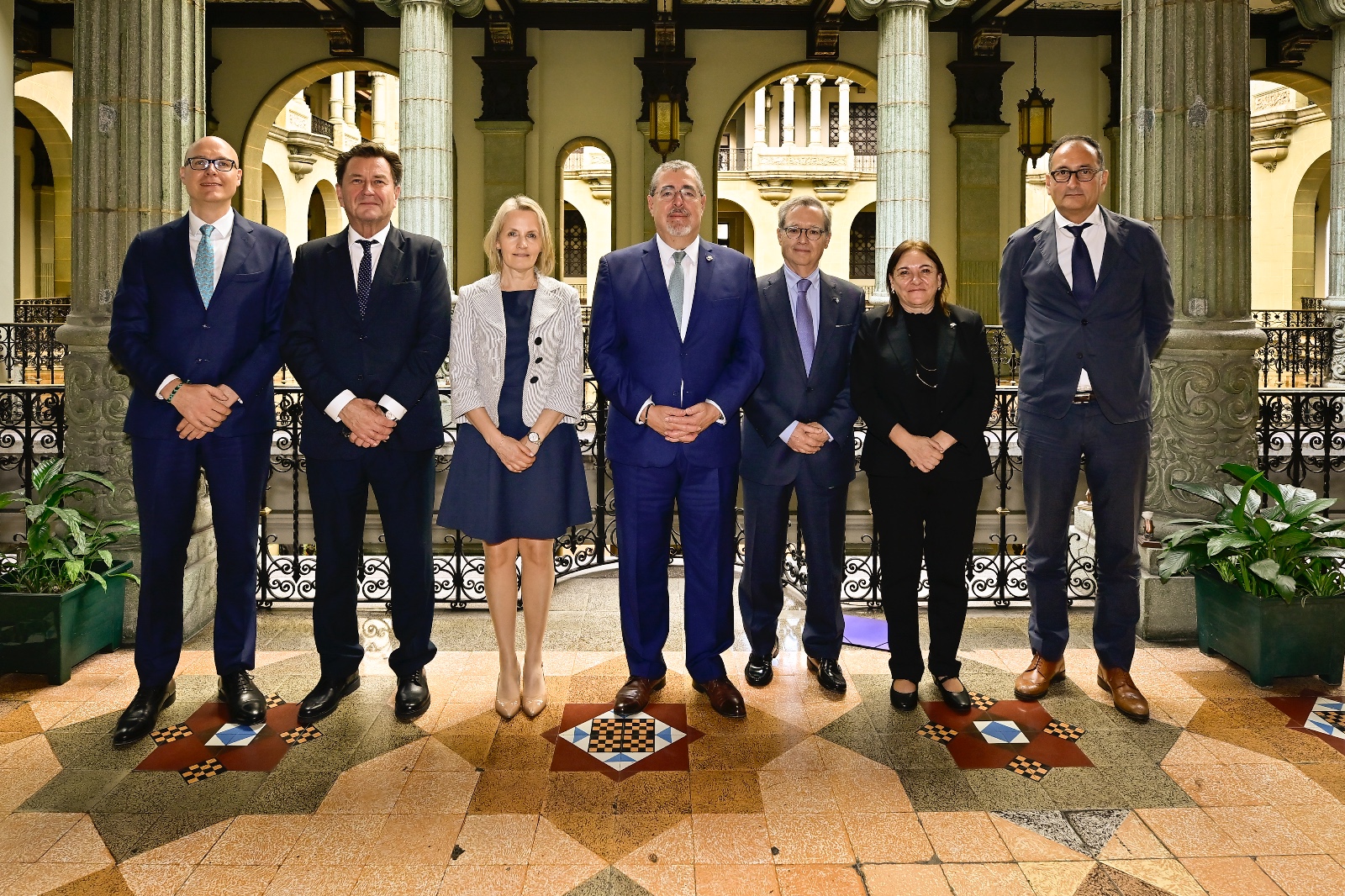 Arévalo recibe a delegados de la UE para dialogar sobre democracia y transparencia en procesos de elección de autoridades. (Foto Prensa Libre: EFE)