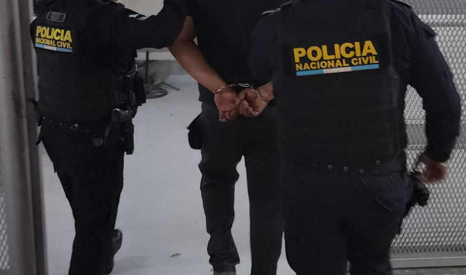 Víctima se defiende de asaltantes en zona 1; uno muere al ser trasladado al hospital