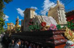 La imagen de Jesús de la Merced fue acompañada por cientos de fieles que acudieron al acto extraordinario programado por el aniversario 350 de la cofradía fundada en 1675. (Foto Prensa Libre: Byron Rivera Baiza)