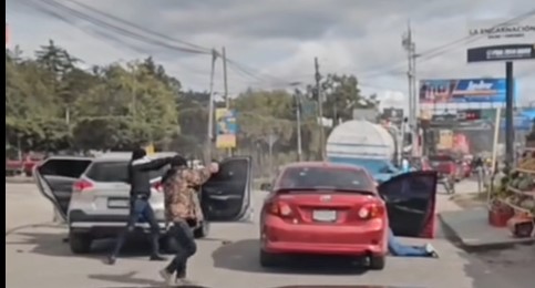 Disputa vial desencadena balacera en Huehuetenango; videos muestran cómo agresores descargan sus armas