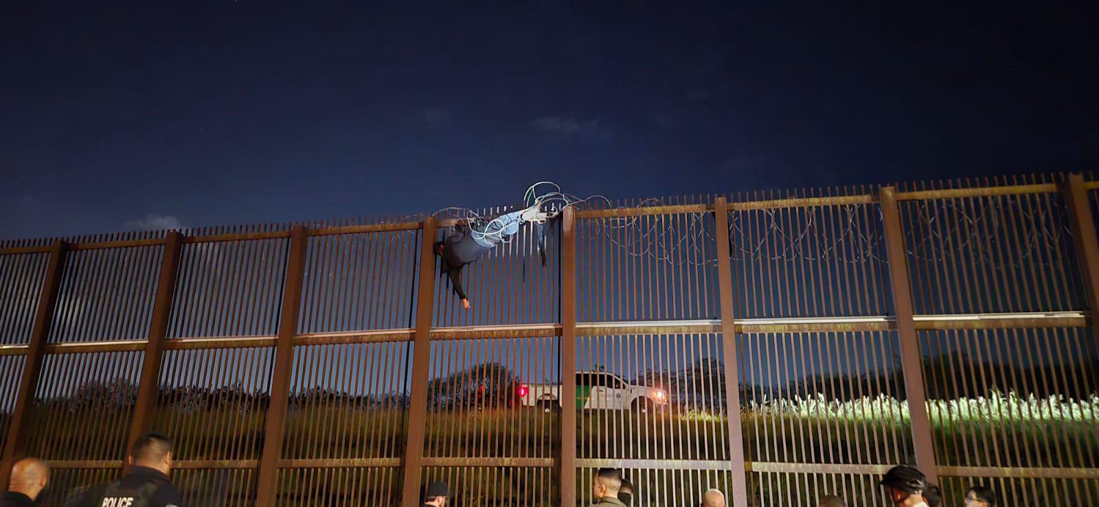 Video: El inmigrante que intentó ingresar a EE. UU. y se quedó atorado en el alambre de púas
