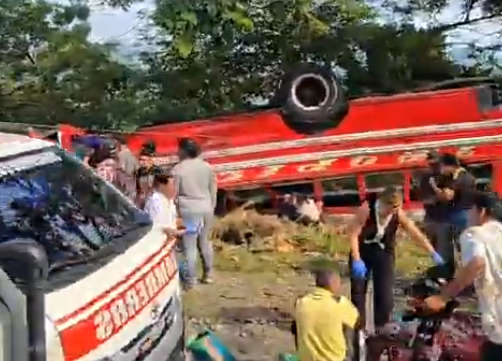 Bomberos reportan pasajeros heridos en accidente de bus en el km 73 de la ruta al Pacífico