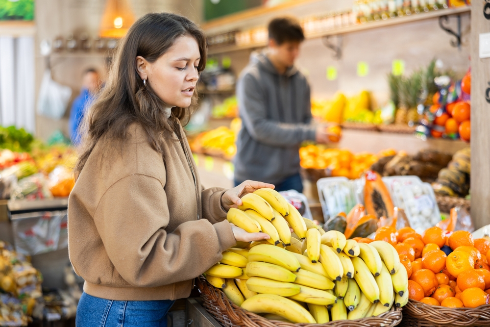 Precios altos enfrían consumo y golpean confianza en EE. UU. y cae a su nivel más bajo desde abril