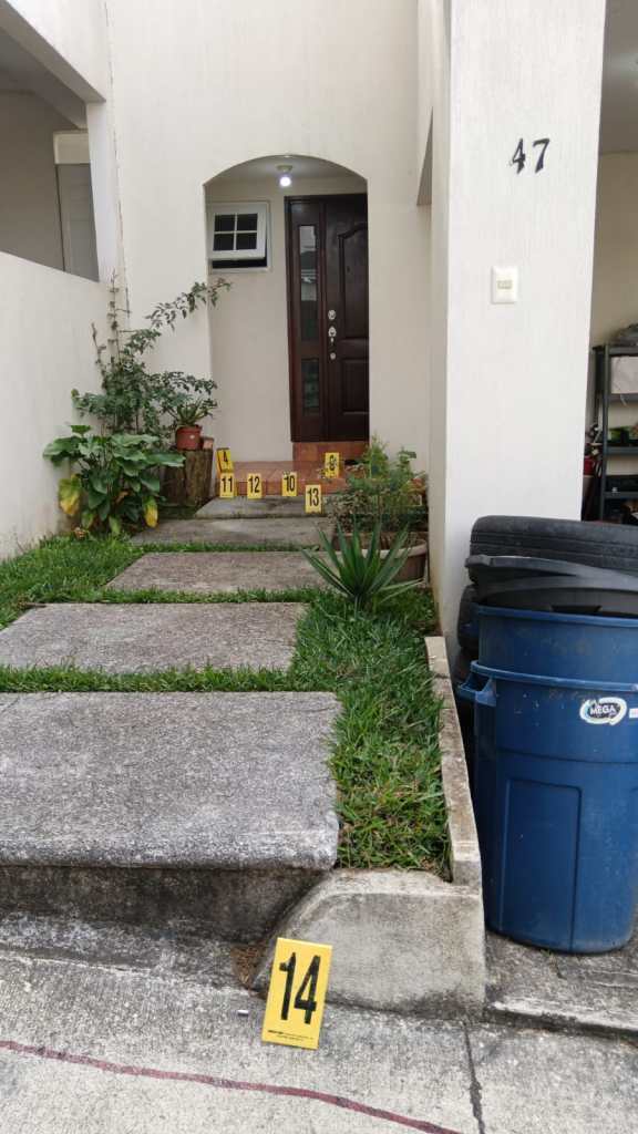 Casquillo número 14 localizado sobre la acera frente a la vivienda 47.