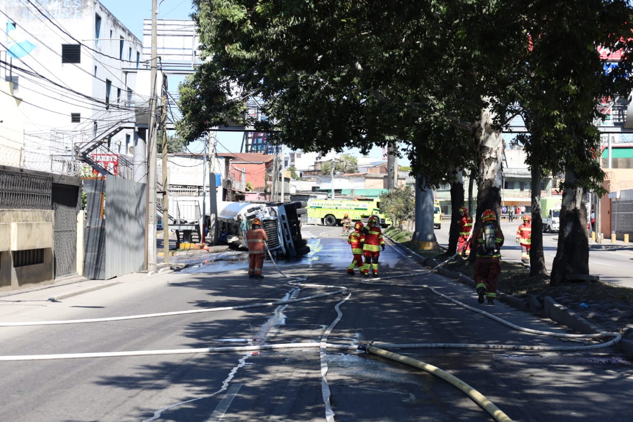 Socorristas resguardan área afectada en el Anillo Periférico y zona 2, donde volcó un camión cisterna cargado con combustible. (Foto Prensa Libre: Bomberos Municipales)