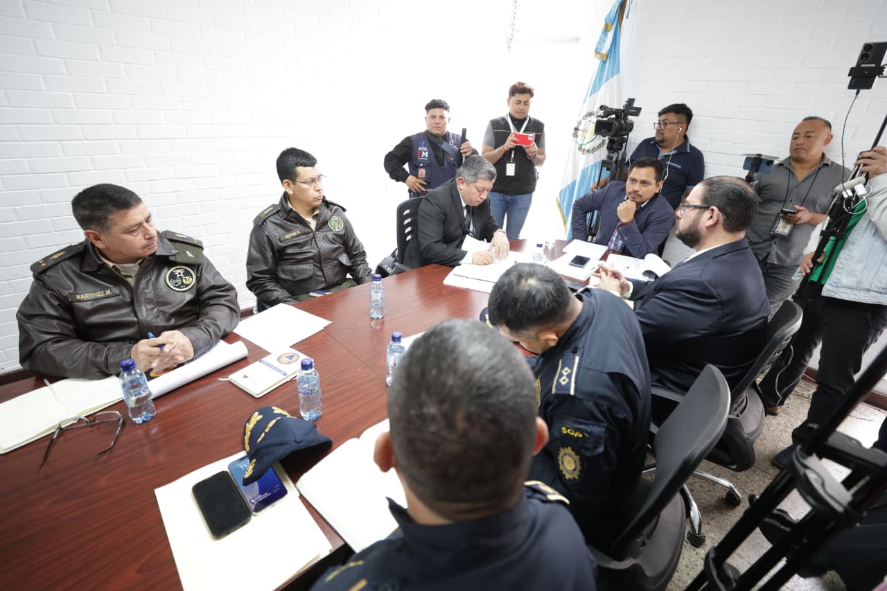 El Viceministro de la Defensa junto a autoridades del Cuerpo de Ingenieros del Ejército, durante la citación con el diputado José Chic. (Foto Prensa Libre: Cortesía)