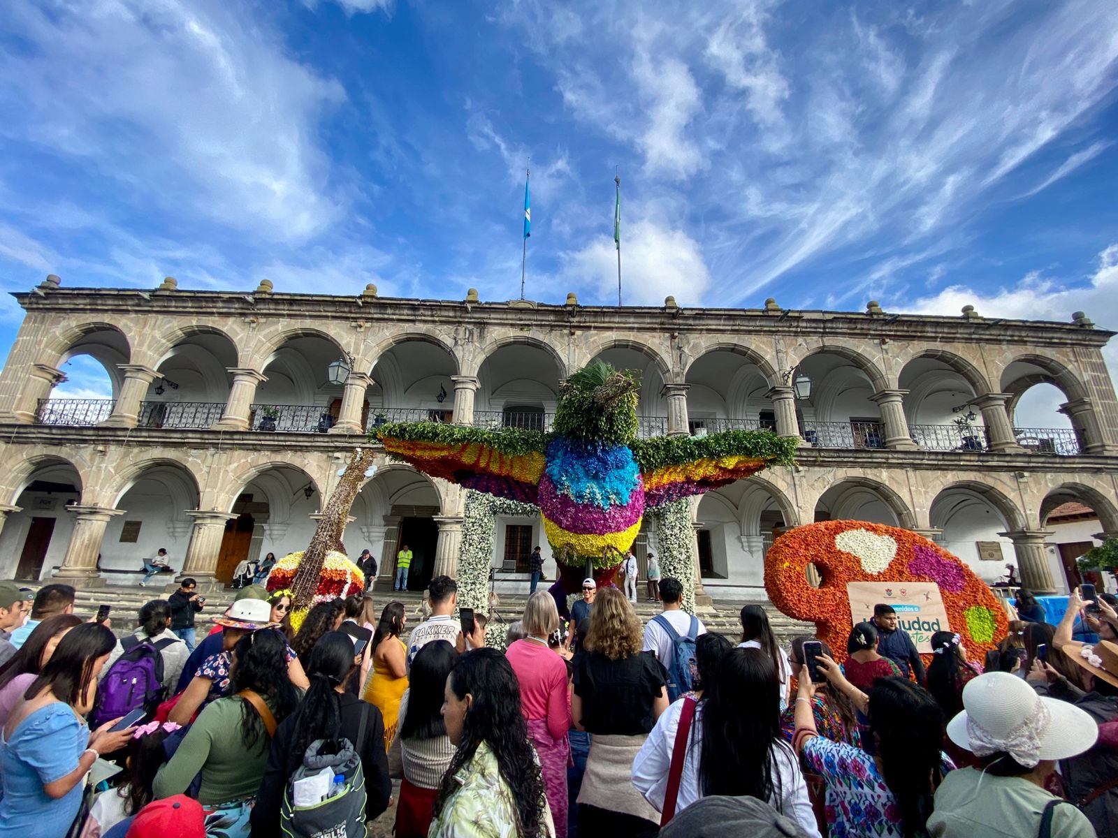 Colibrí monumental en el corazón de Antigua