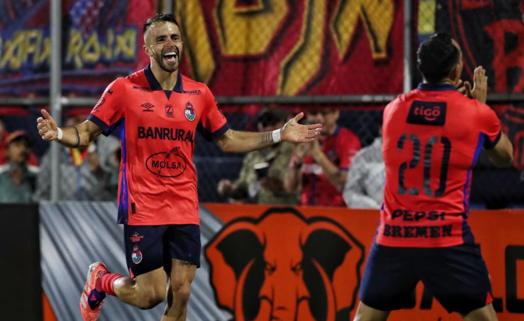 Rodrigo Saravia celebra el segundo gol de Municipal contra Guastatoya. (Foto Prensa Libre: Esbin García).