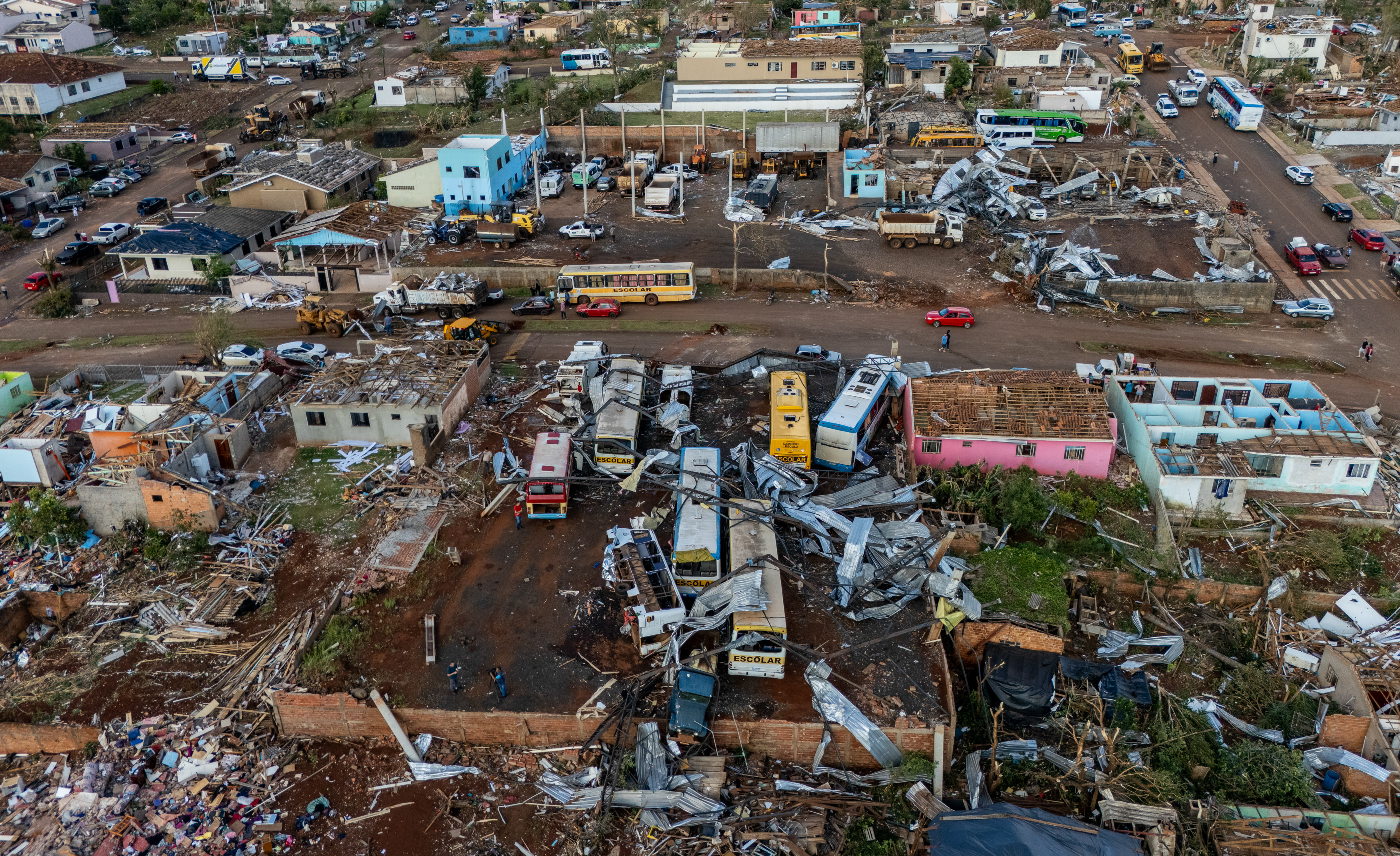 Vista aérea de Rio Bonito do Iguaçu tras el paso del tornado que dejó seis muertos y 750 heridos. Brasil declaró estado de calamidad pública. (Foto Prensa Libre: EFE)