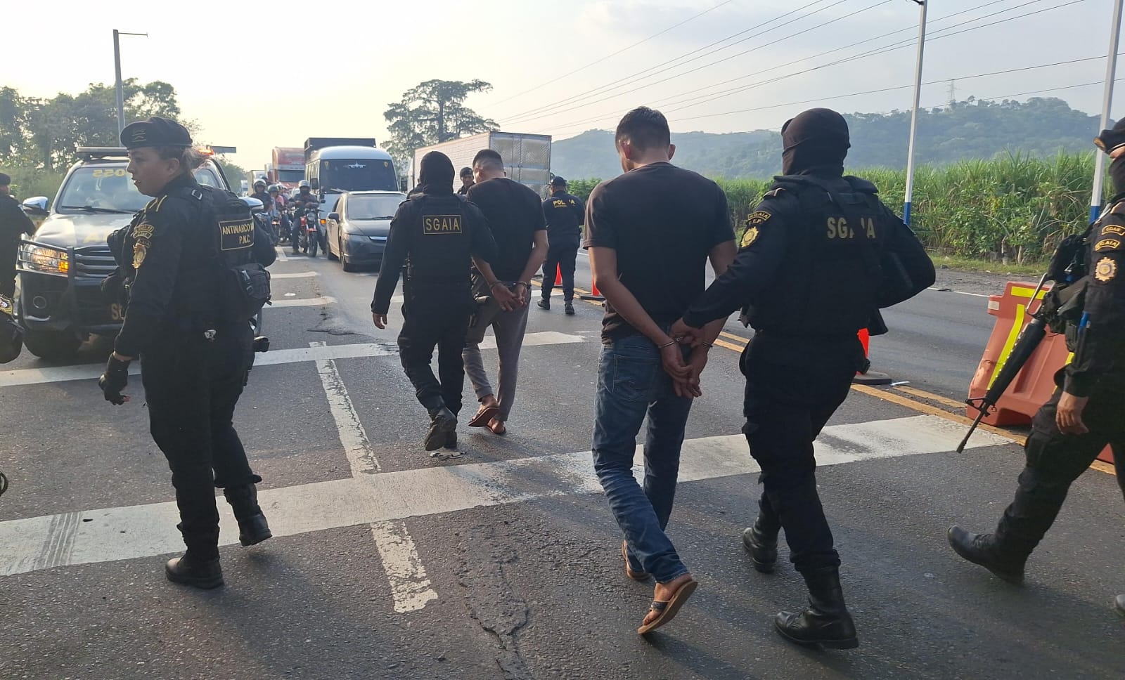 Alerta anónima y un K-9: el operativo en el que la PNC incautó 32 paquetes de droga en ruta al Pacífico