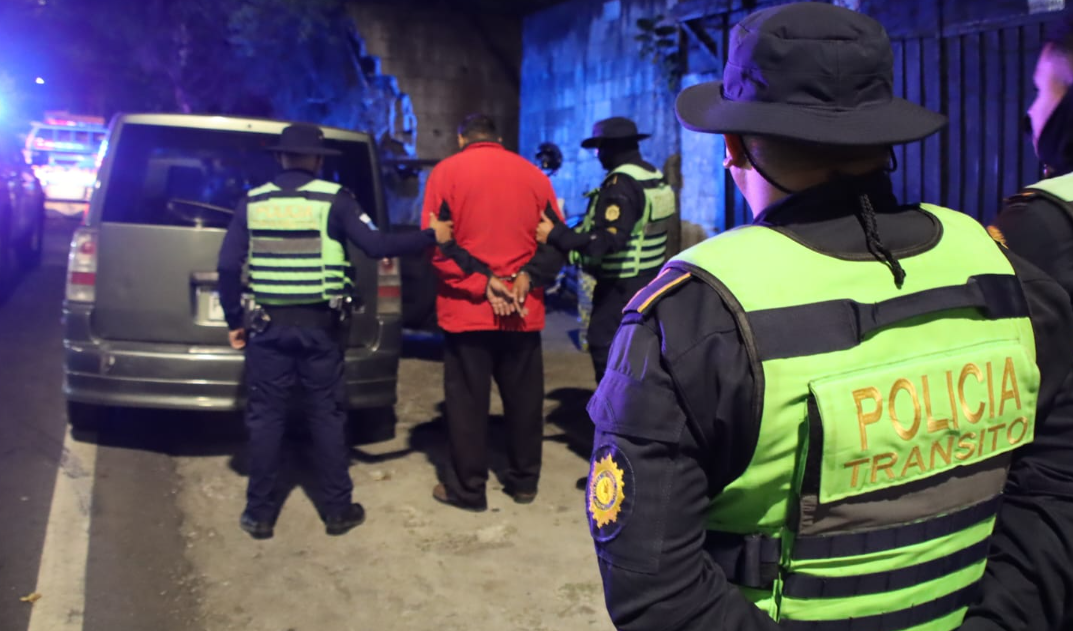 Hombre capturado utilizaba taxi pirata para trasladar droga y municiones