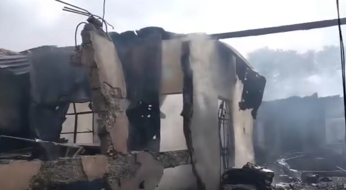 Paredes y puertas derribadas: dos fallecidos en explosión en cohetería de San Raymundo