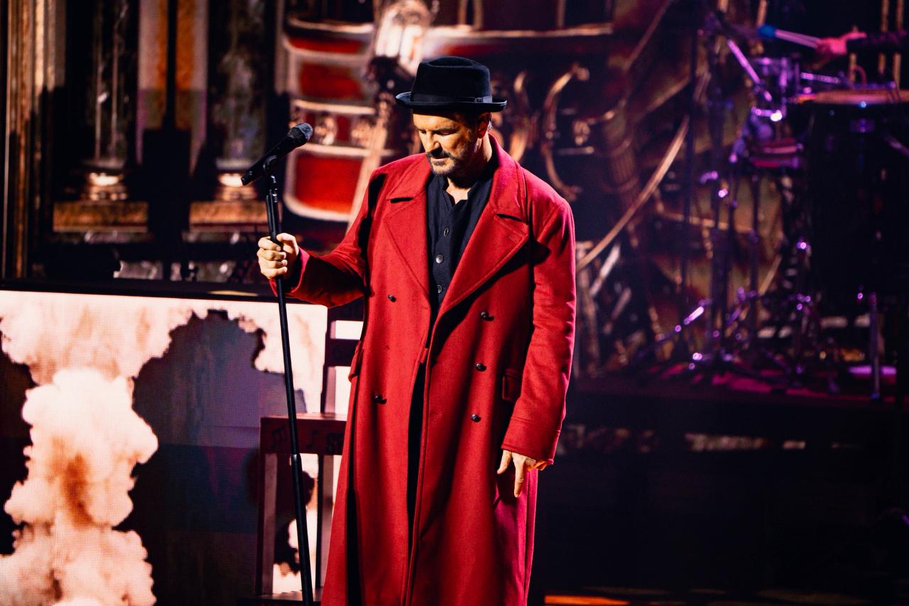 Ricardo Arjona en su gira Lo que el seco no dijo ha invitado a diferentes personalidades al escenario entre ellas a Elena Rose.  (Foto Prensa Libre:  Metamorfosis)