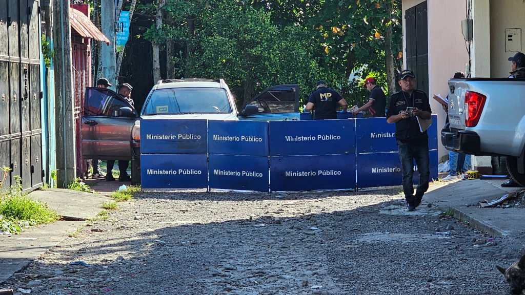 Fiscales inspeccionan vehículo donde hallaron a pareja sin vida