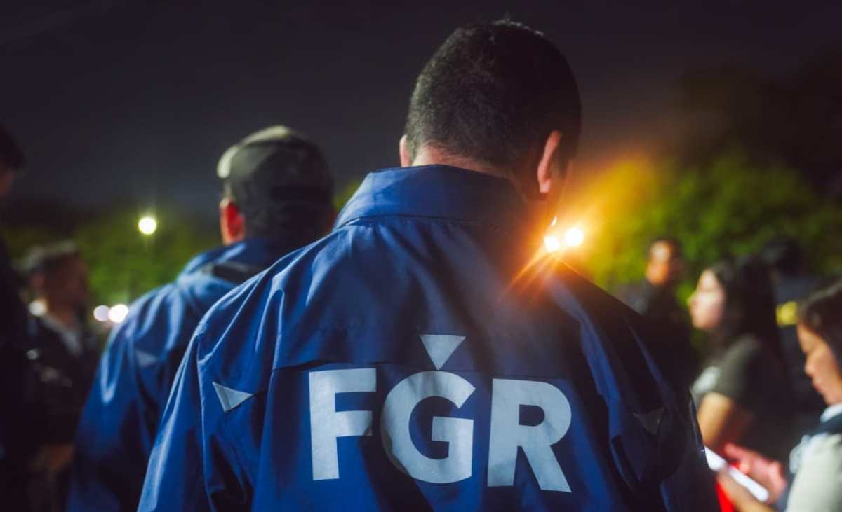 La Fiscalía de El Salvador ejecuta un operativo contra una estructura que movía droga y víctimas desde Guatemala. (Foto Prensa Libre: Tomada de la cuanta de X @FGR_SV)