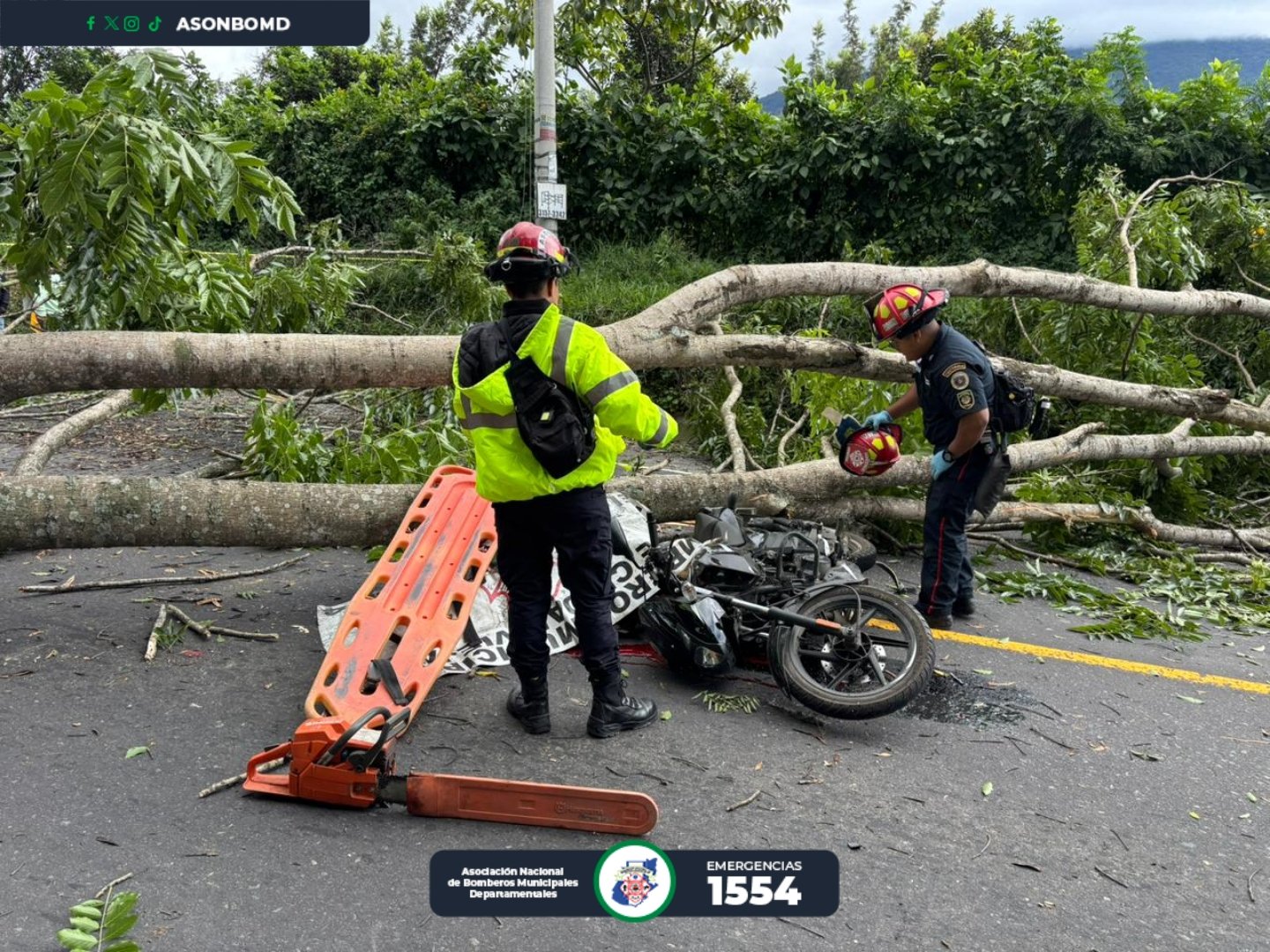 Tragedia por vientos en la RN-14: árbol cae sobre motoristas, uno muere y otro resulta herido