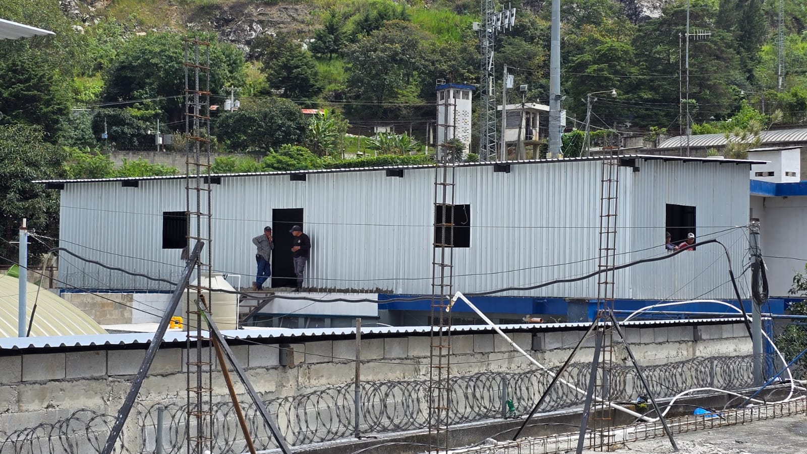 Guardias del SP hacen trabajos de albañilería en cárcel Renovación 2, próxima a inaugurarse