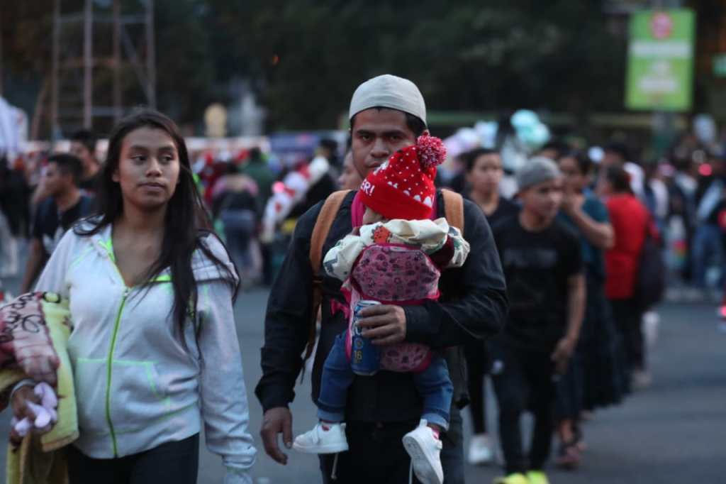 Guatemaltecos llegan al Obelisco a la inauguración del Festival del Árbol Gallo