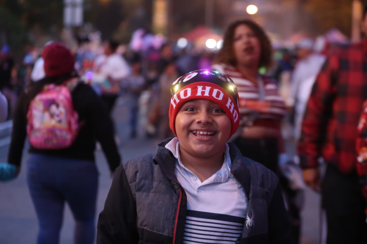 Guatemaltecos  llegan al Obelisco a la inauguración del Festival del Árbol Gallo
