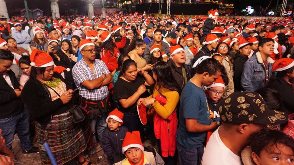 Guatemaltecos llegan al Obelisco a la inauguración del Festival del Árbol Gallo