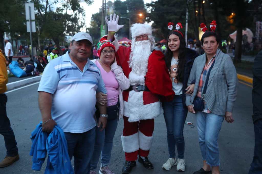 Guatemaltecos llegan al Obelisco a la inauguración del Festival del Árbol Gallo 