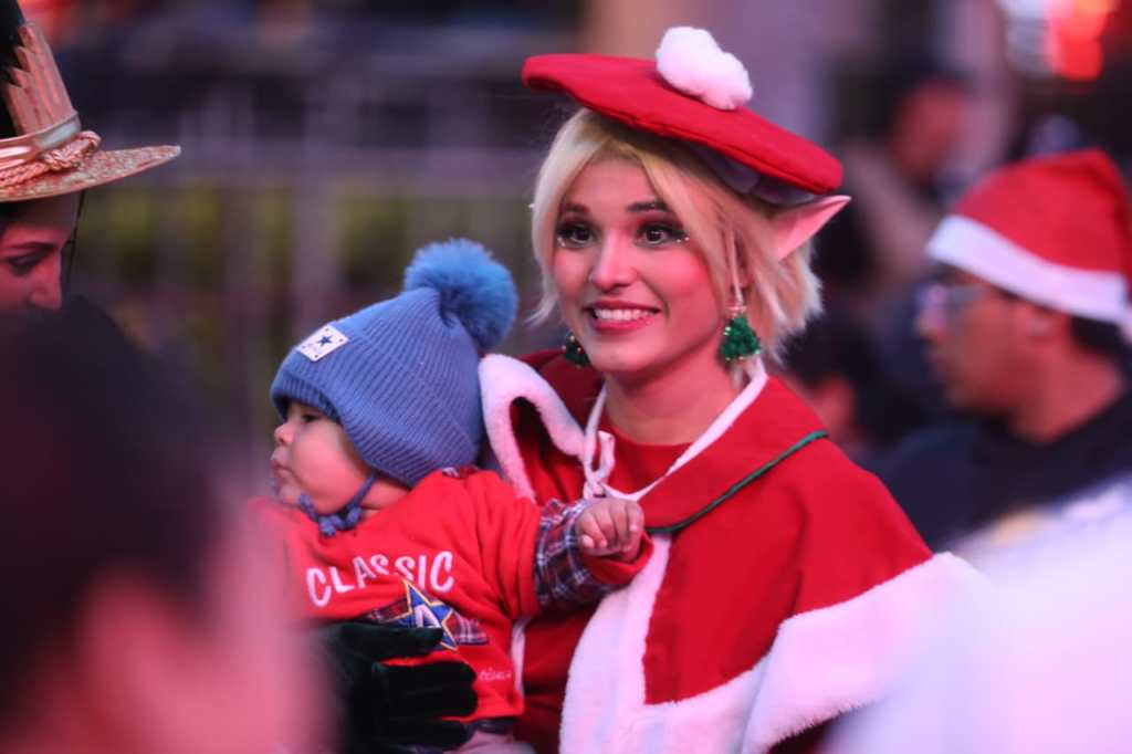 Guatemaltecos llegan al Obelisco a la inauguración del Festival del Árbol Gallo 