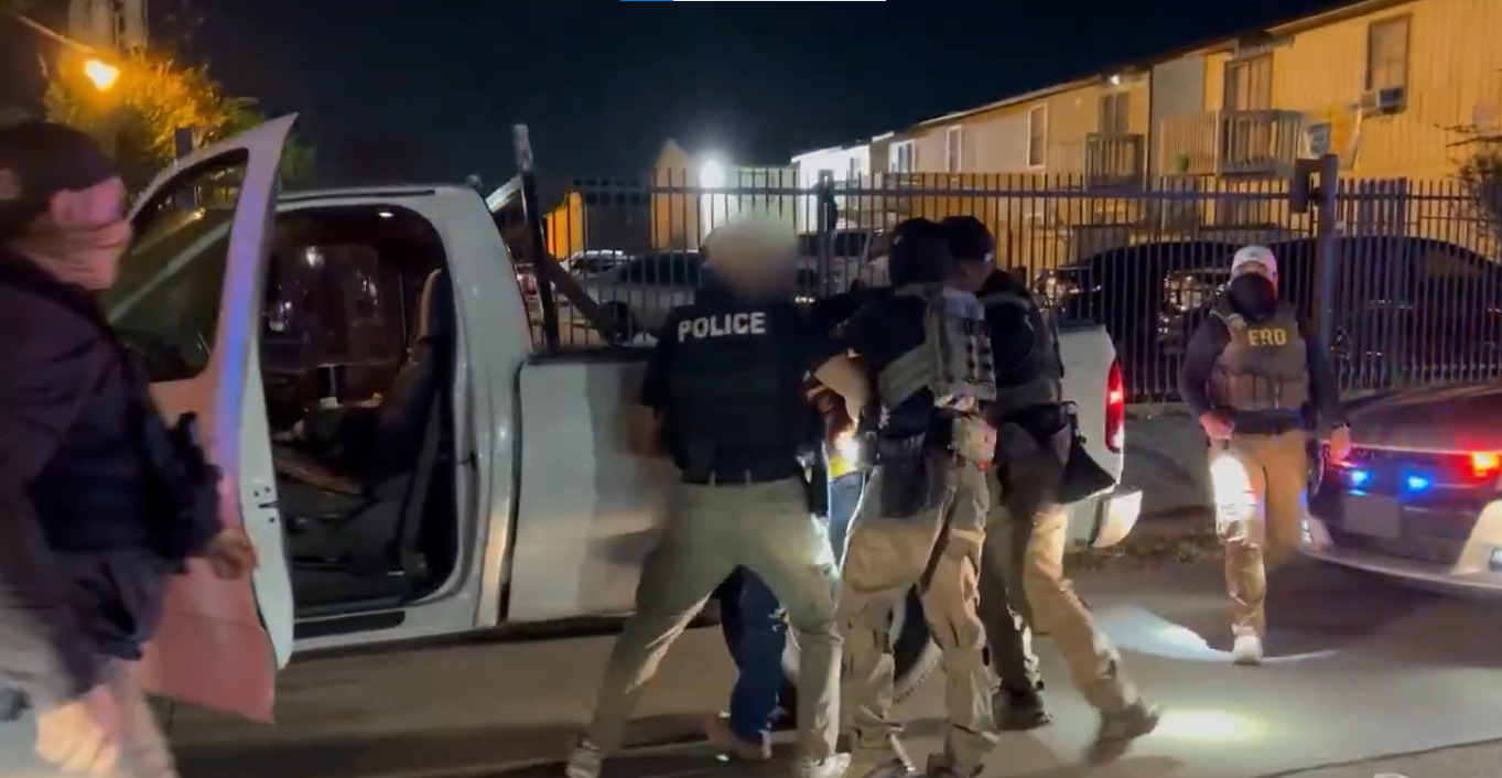 Operativo de ICE en Houston deja más de 100 detenidos y un estadounidense rociado de gas pimienta