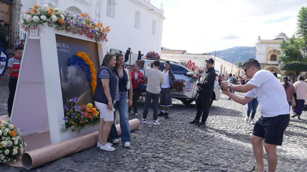 Instalación floral inspirada en “La joven de la perla” de Johannes Vermeer en Antigua Guatemala.