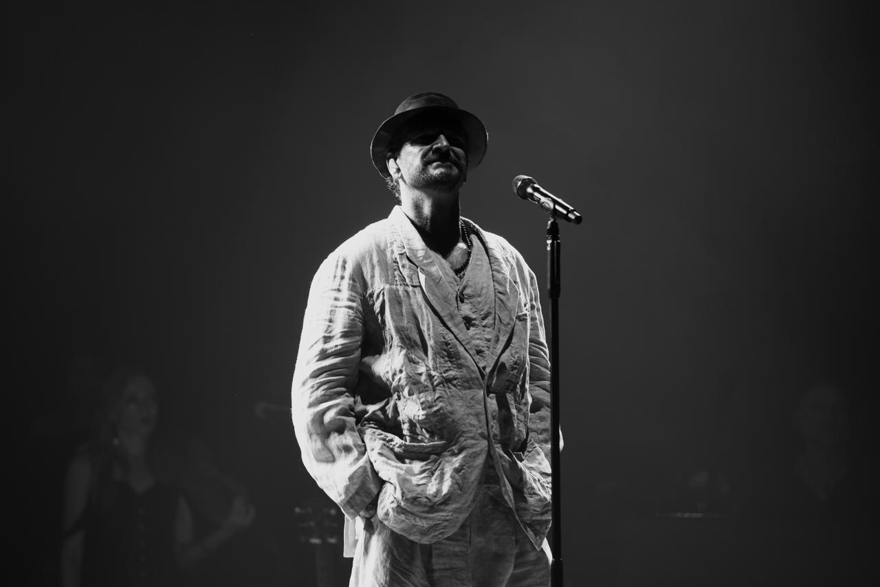 “Lo estás haciendo muy bien”: Arjona canta a dúo con seguidora que traduce su canción en lengua de señas