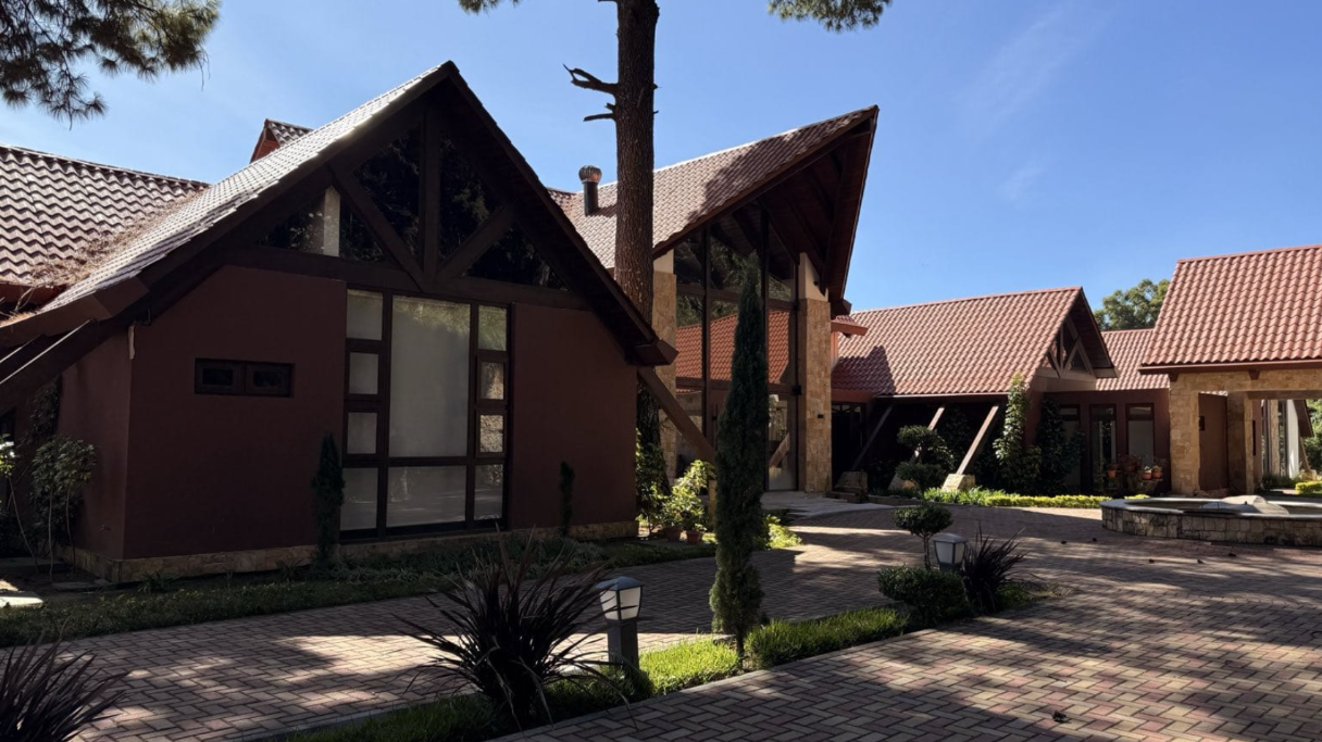 Así es la residencia valorada en US$5 millones vinculada al expresidente Giammattei en la que el MP hace diligencias