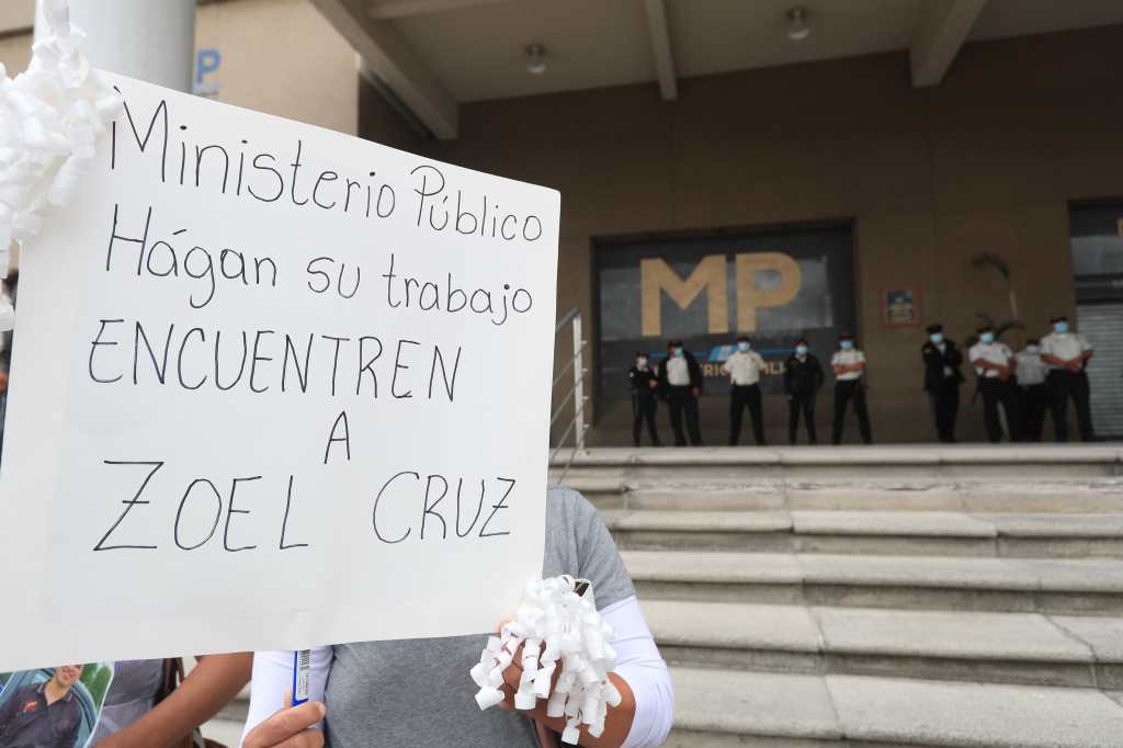 Personas protestan frente a la sede central del Ministerio Público en la ciudad de Guatemala para exigir avances en el caso de Zoel Cruz.