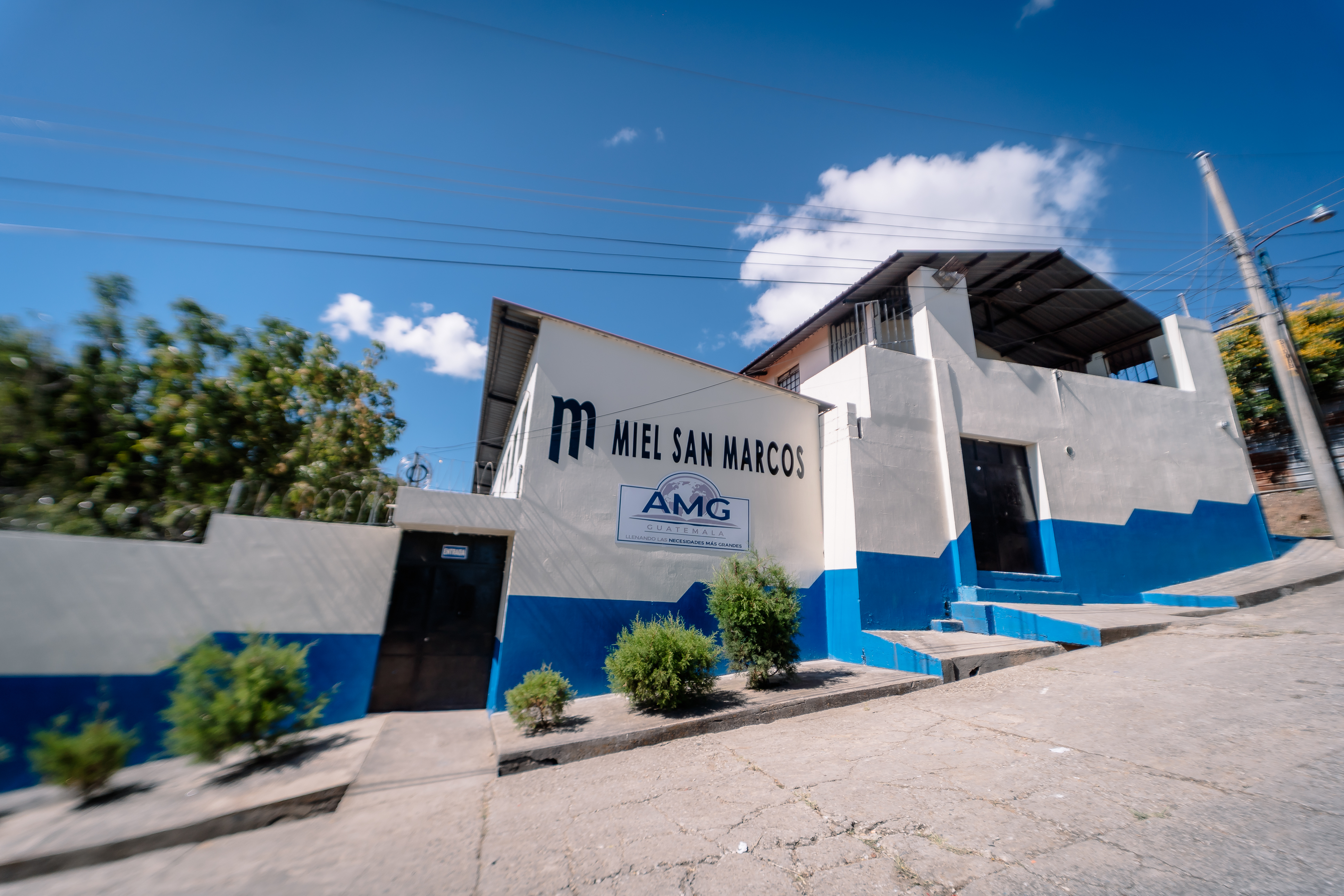Miel San Marcos celebra 25 años construyendo esperanza: inaugura escuela y entrega vivienda