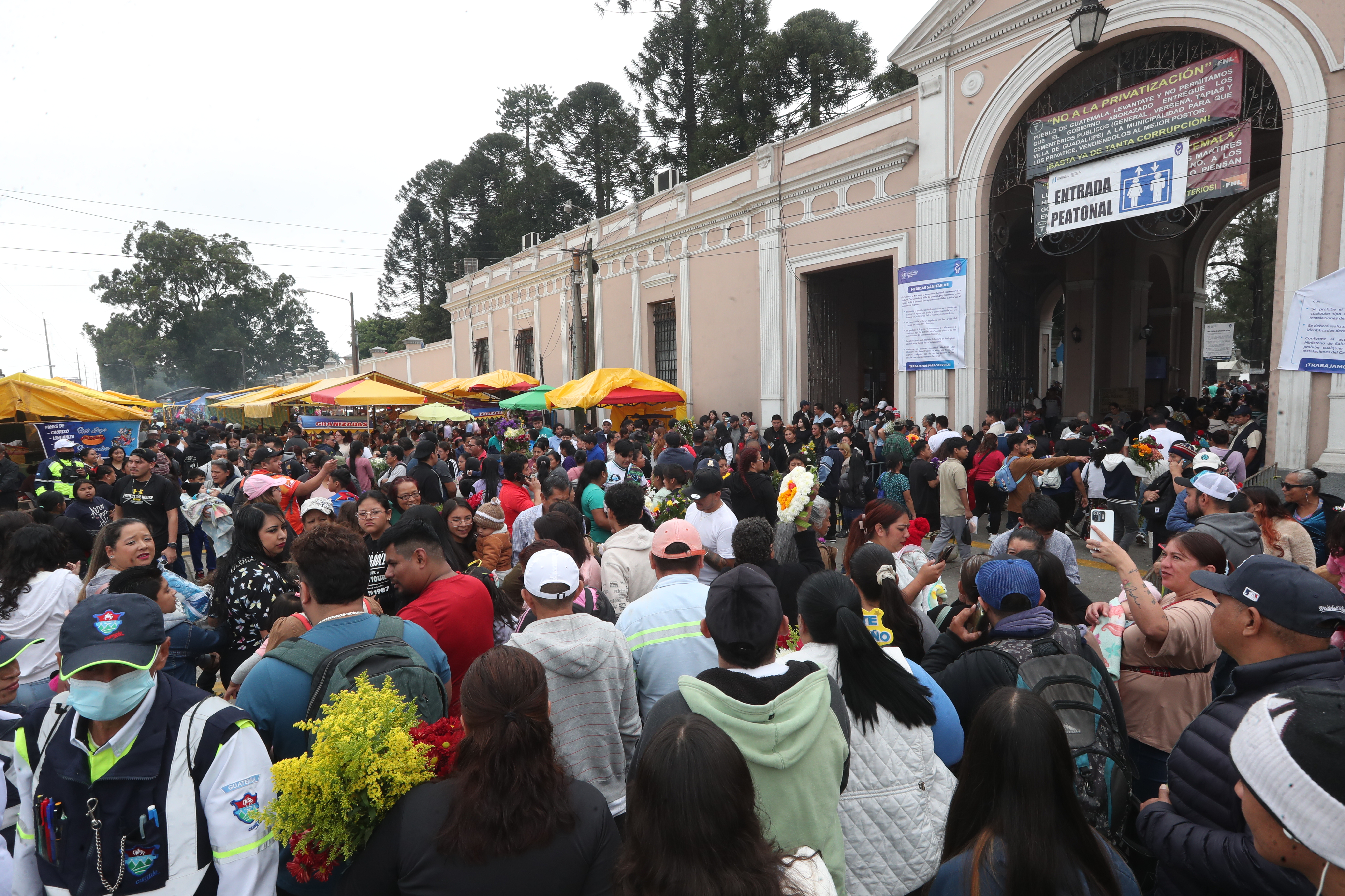 Cientos de personas ingresan al Cementerio General por el Día de los Santos.  Emetra activó cierres viales en la zona 3 por la afluencia de visitantes. (Fotografía Prensa Libre: Esbin Garcia)