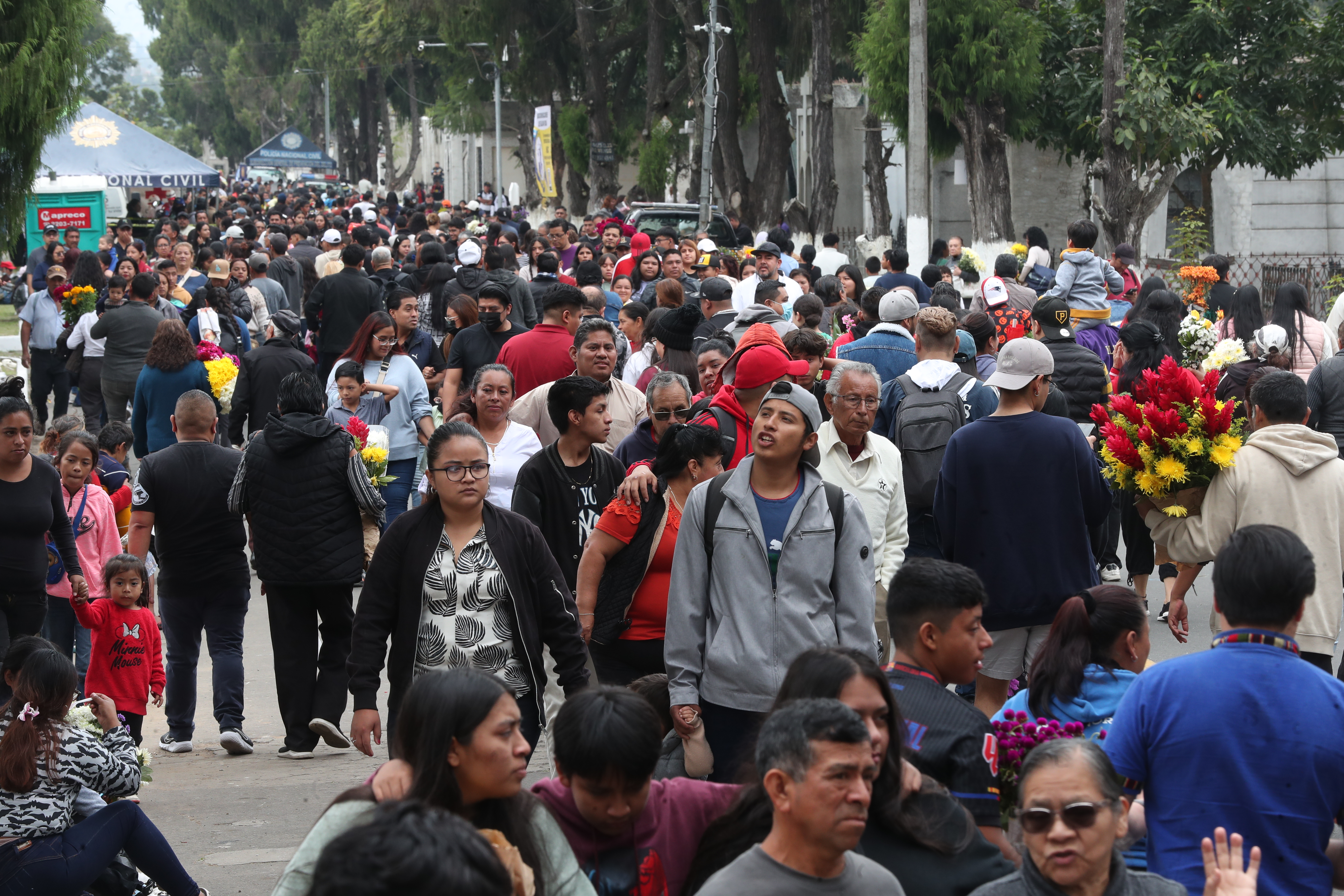 Por la celebración del Día de Todos los Santos, el Cementerio General de la zona 3 recibió a más de un millón de visitantes. (Fotografía Prensa Libre: Esbin Garcia)
