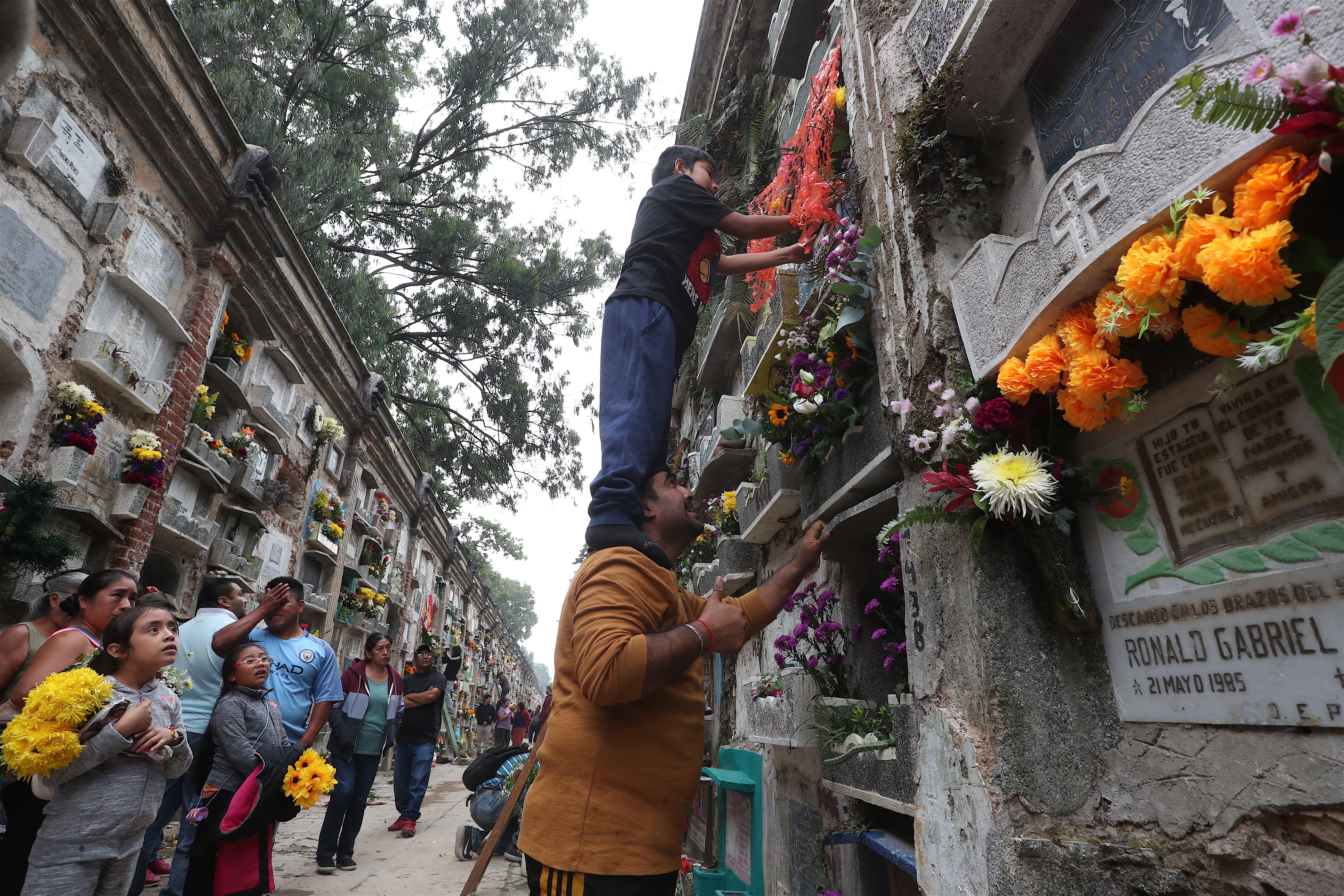 El Cementerio General reciben a familias guatemaltecas para recordar a sus difuntos. (Fotografía Prensa Libre: Esbin Garcia)