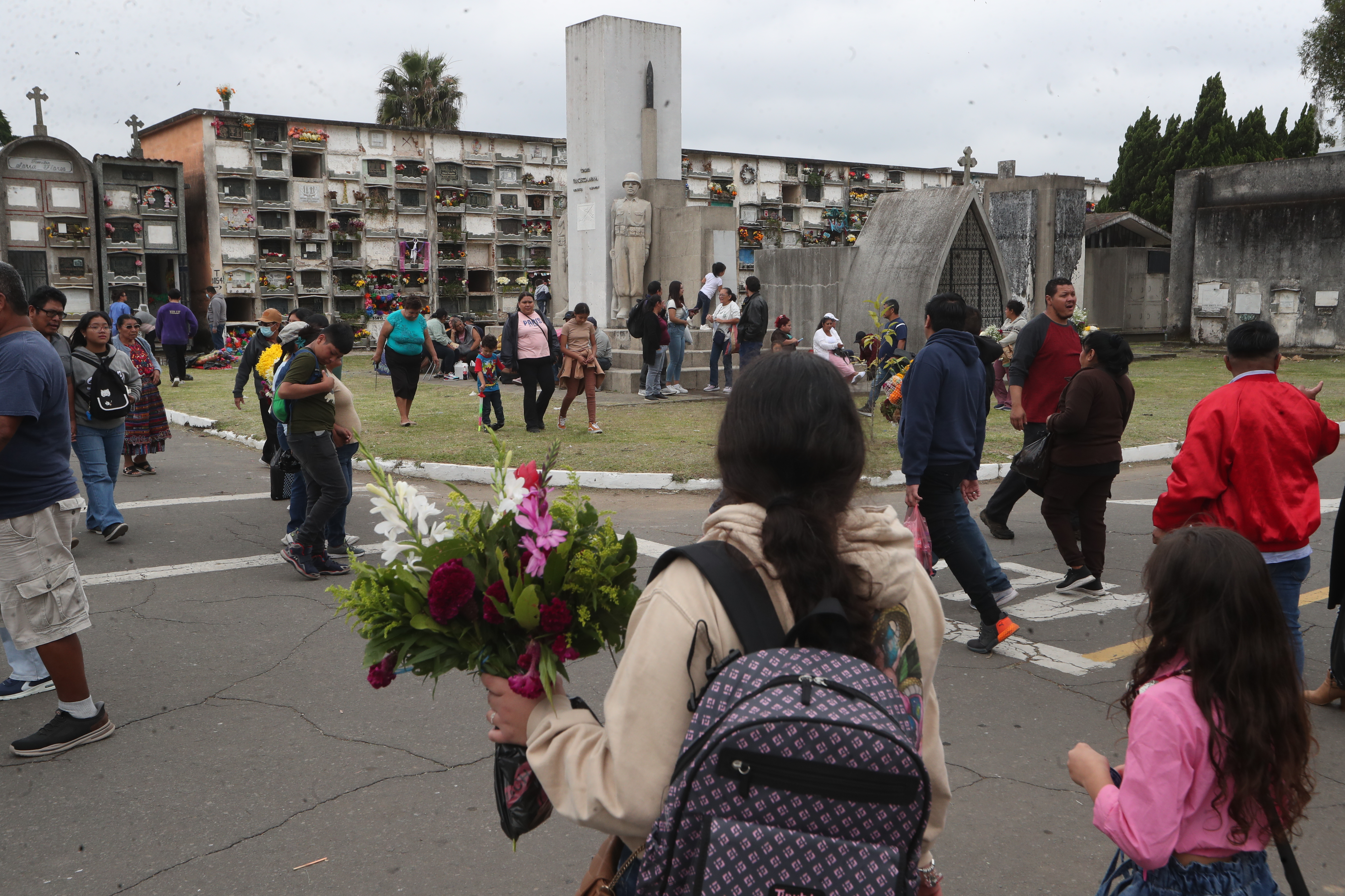 Este 1 de noviembre se celebra el Día de Todos los Santos y, como es tradición, muchos guatemaltecos han acudido a diversos cementerios del país para honrar a sus difuntos. (Fotografía Prensa Libre: Esbin Garcia)