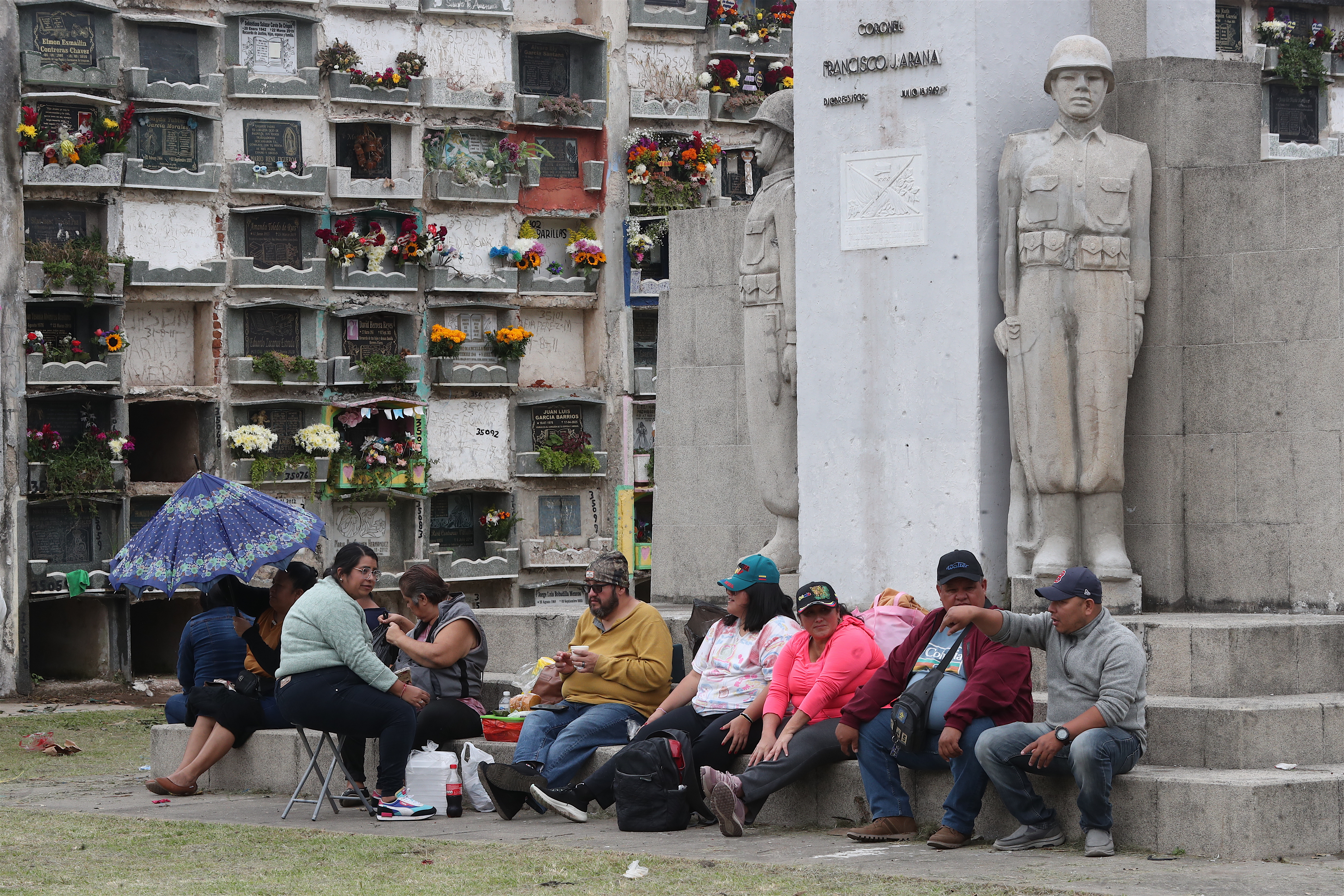 Durante la jornada de este sábado, se observó cómo varios grupos de personas comparten con  sus seres queridos fallecidos. (Fotografía Prensa Libre: Esbin Garcia)