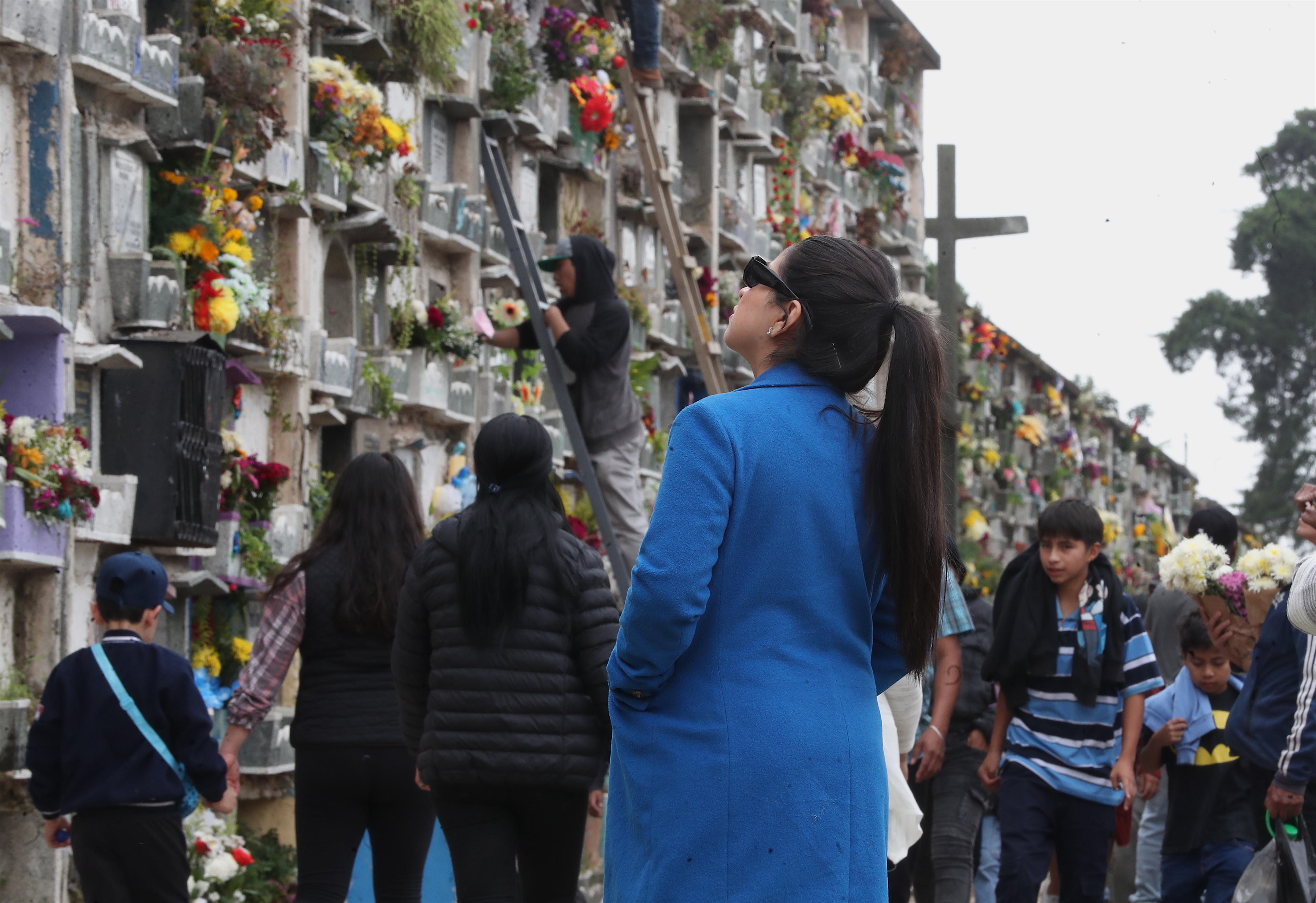 Durante este 1 de noviembre los guatemaltecos llegaron a diferentes cementerios para honrar a sus difuntos. (Fotografía Prensa Libre: Esbin Garcia)