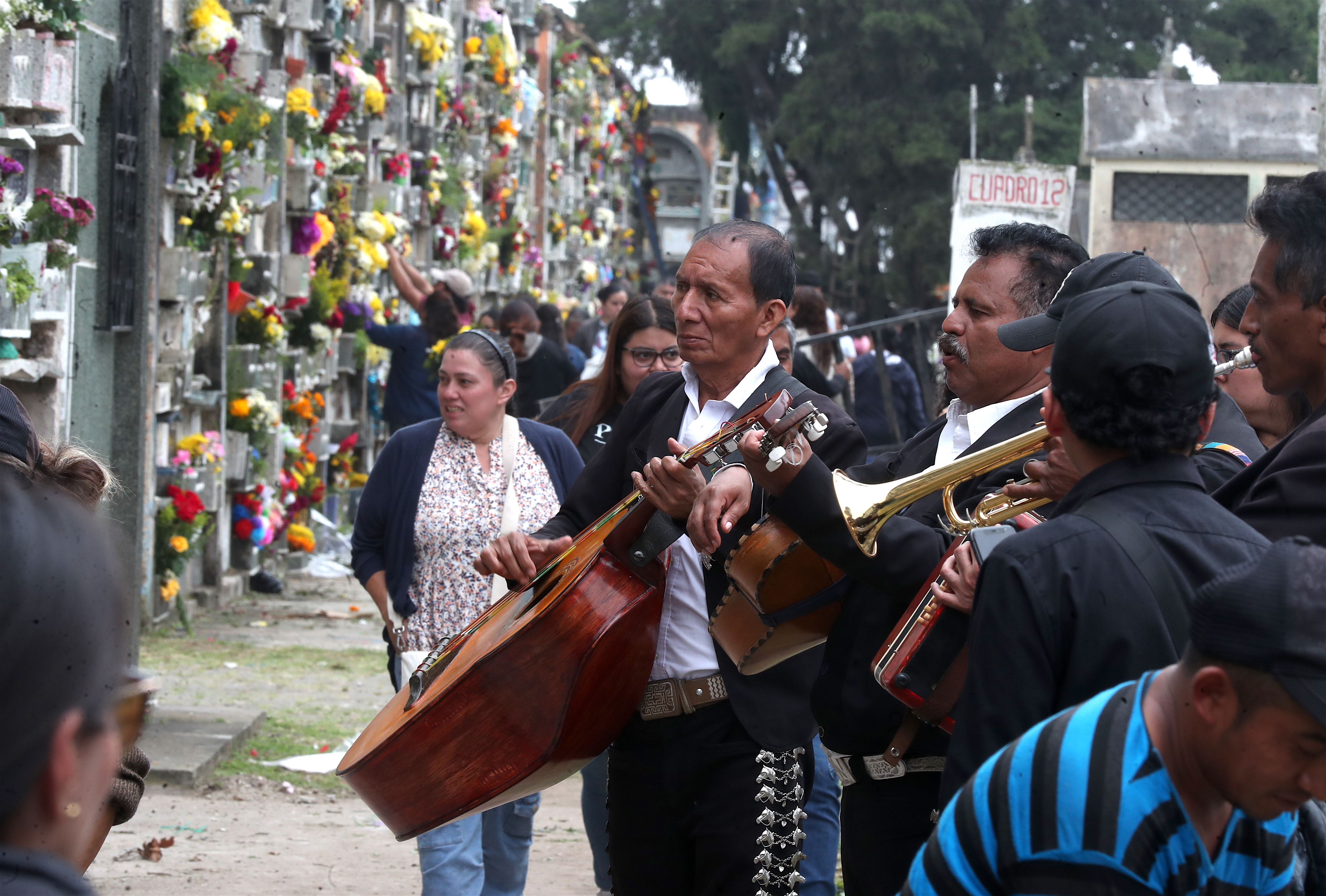 Acompañados de mariachis, familiares de personas fallecidas visitan el Cementerio General, en la zona 3 capitalina, para recordar a sus seres queridos. (Fotografía Prensa Libre: Esbin Garcia)