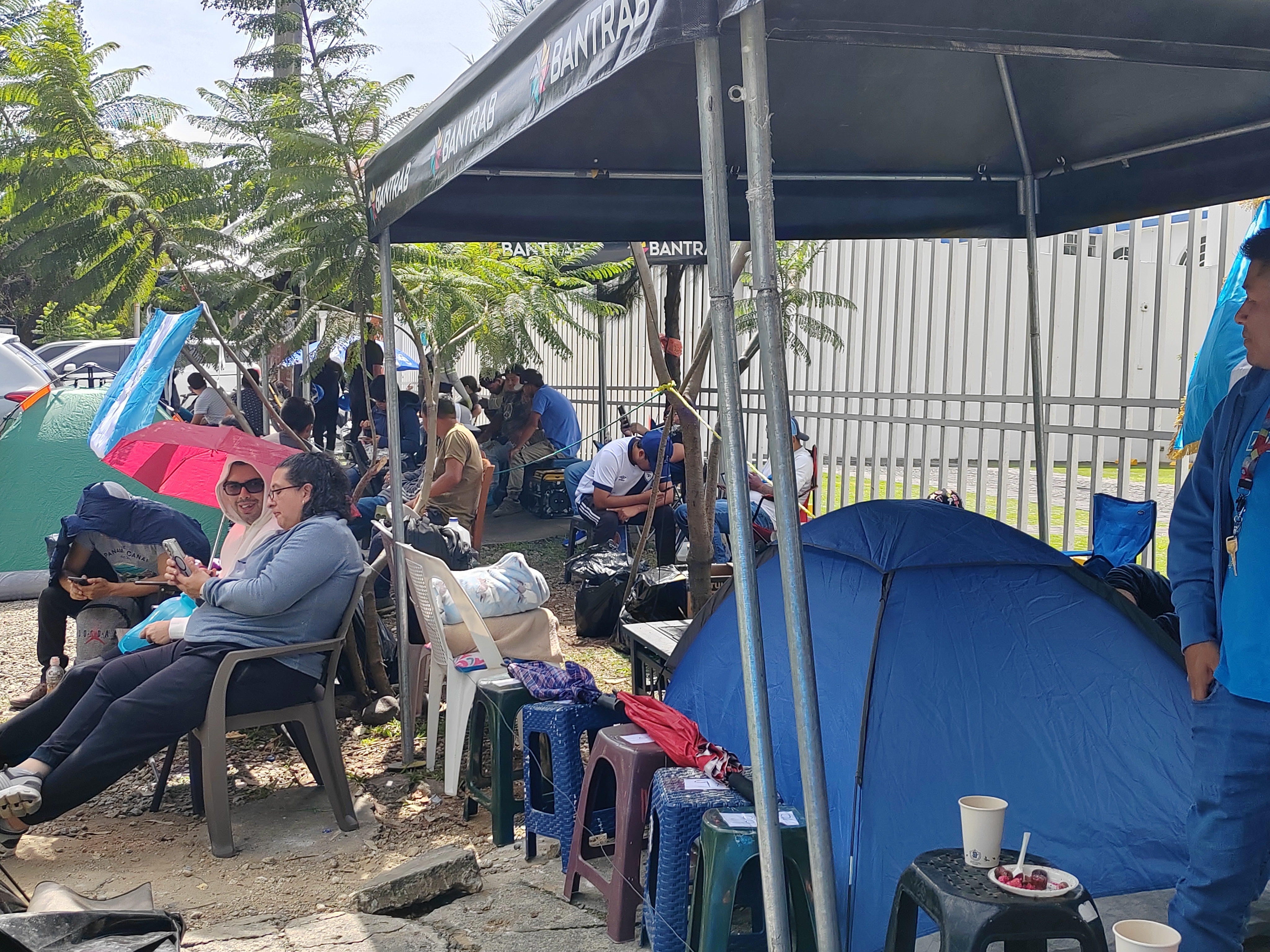 Aficionados instalan carpas frente al banco de la localidad para acampar y asegurar un lugar en la fila antes del inicio de la venta de boletos. (Foto Prensa Libre: Moises Xec)