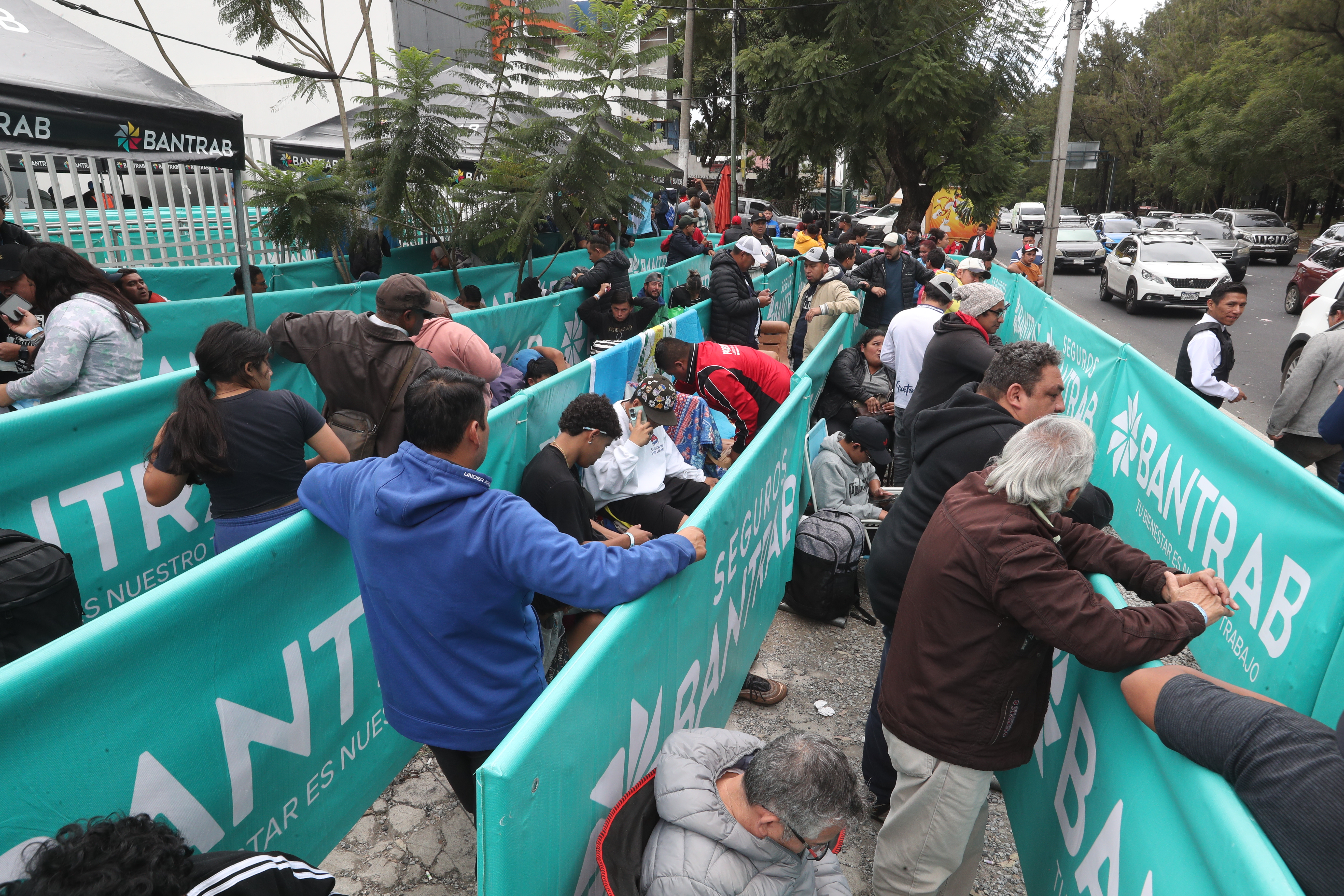 El banco instaló señalización especial para orientar a los aficionados durante la jornada de preventa. (Foto Prensa Libre: Esbin Garcia)