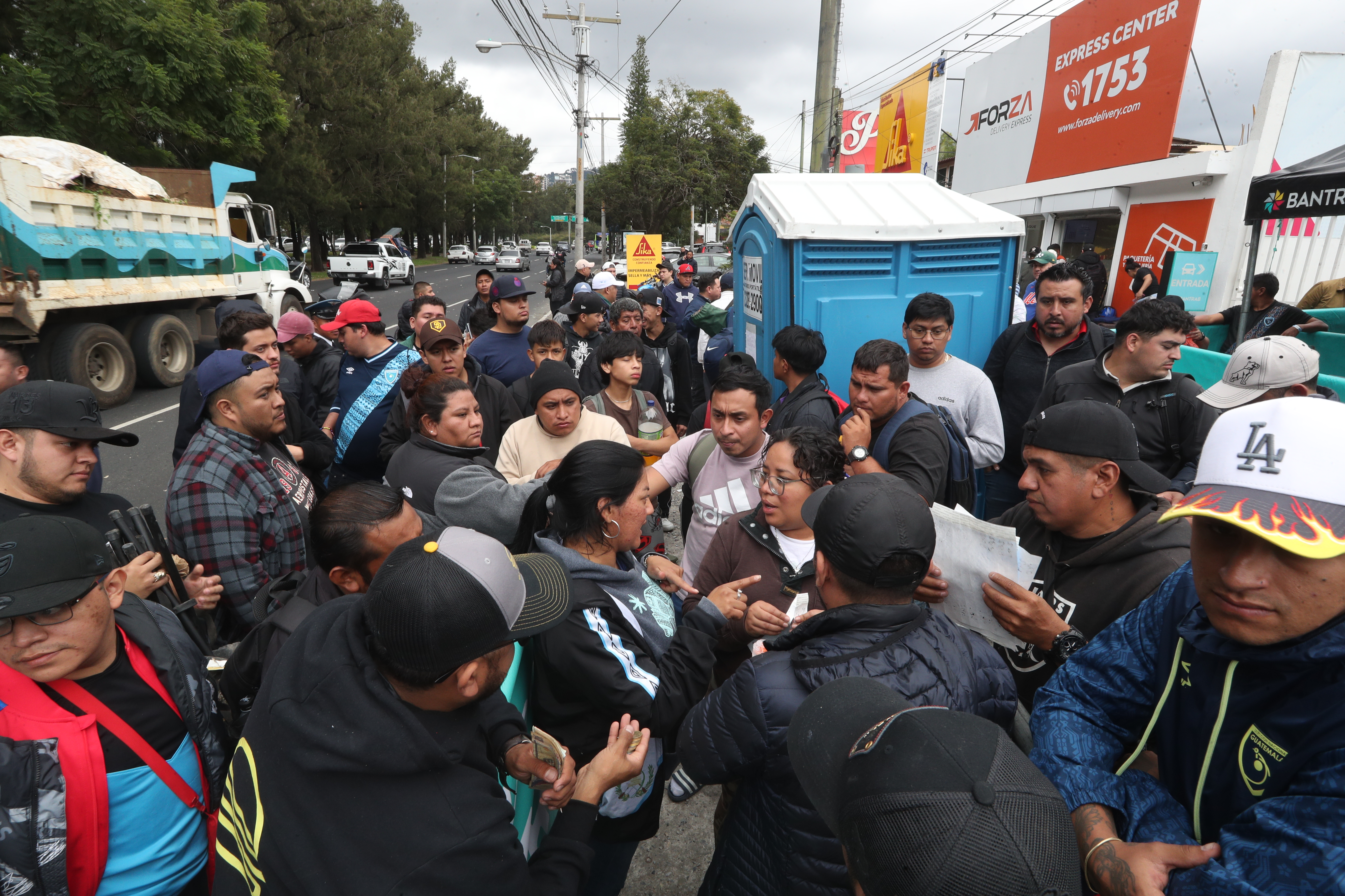 Aficionados se organizan en grupo para mantener el orden en la fila y evitar la presencia de revendedores. (Foto Prensa Libre: Esbin Garcia)