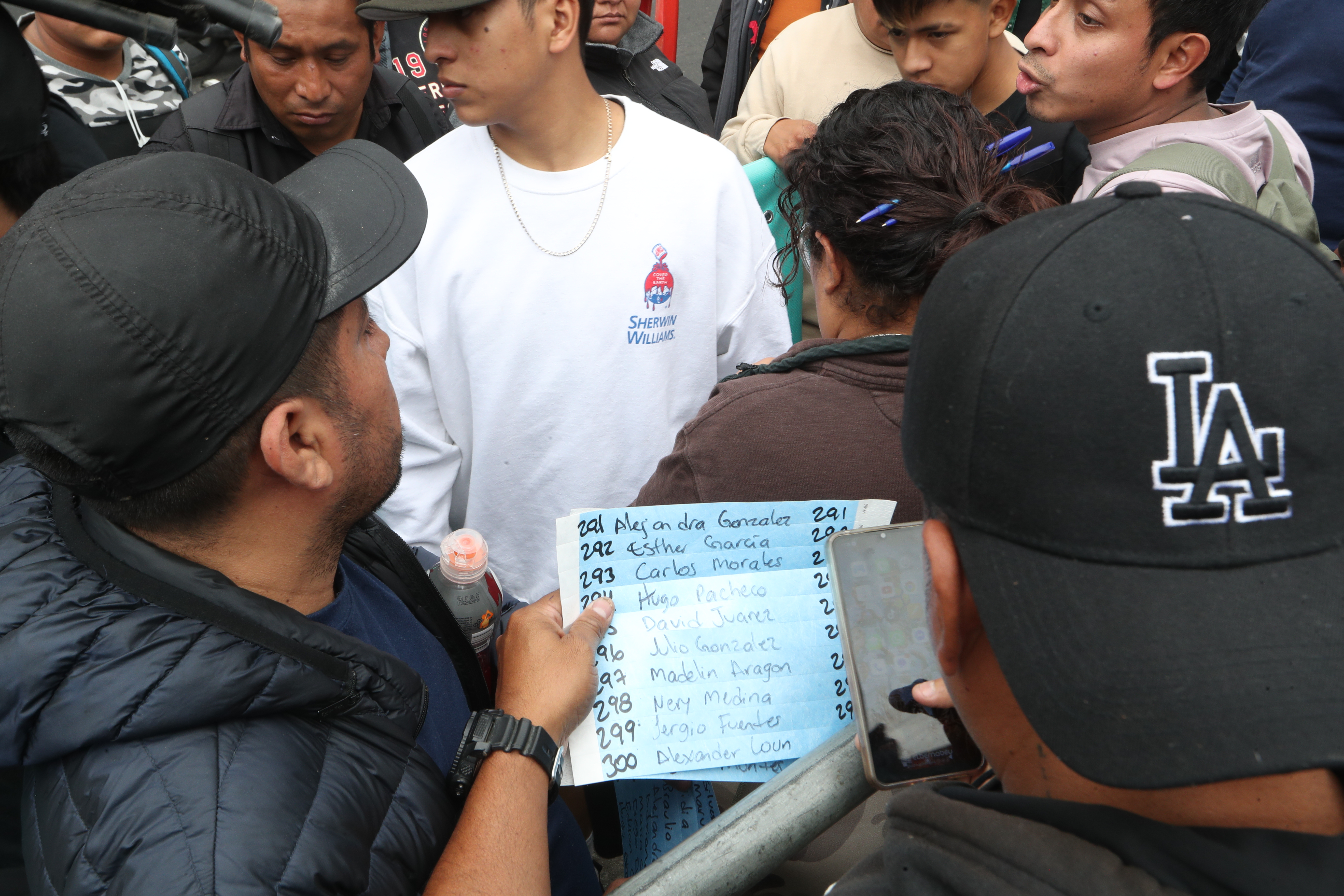Aficionados intentan mantener el orden colocando pulseras numeradas para respetar el turno en la fila antes del inicio de la venta de boletos. (Foto Prensa Libre: Esbin Garcia)